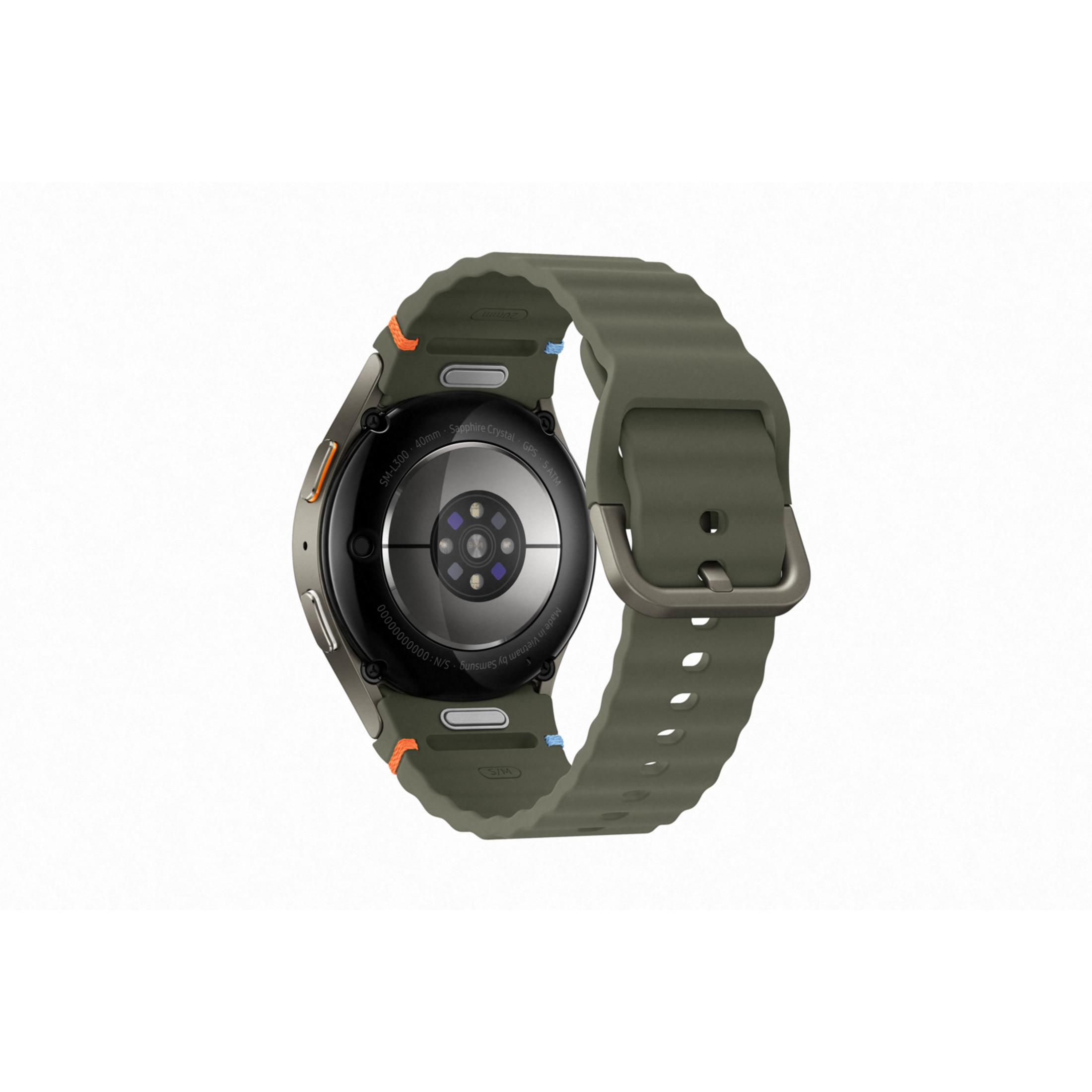 Montre connectée verte avec boîtier métallique foncé et dos capteur.