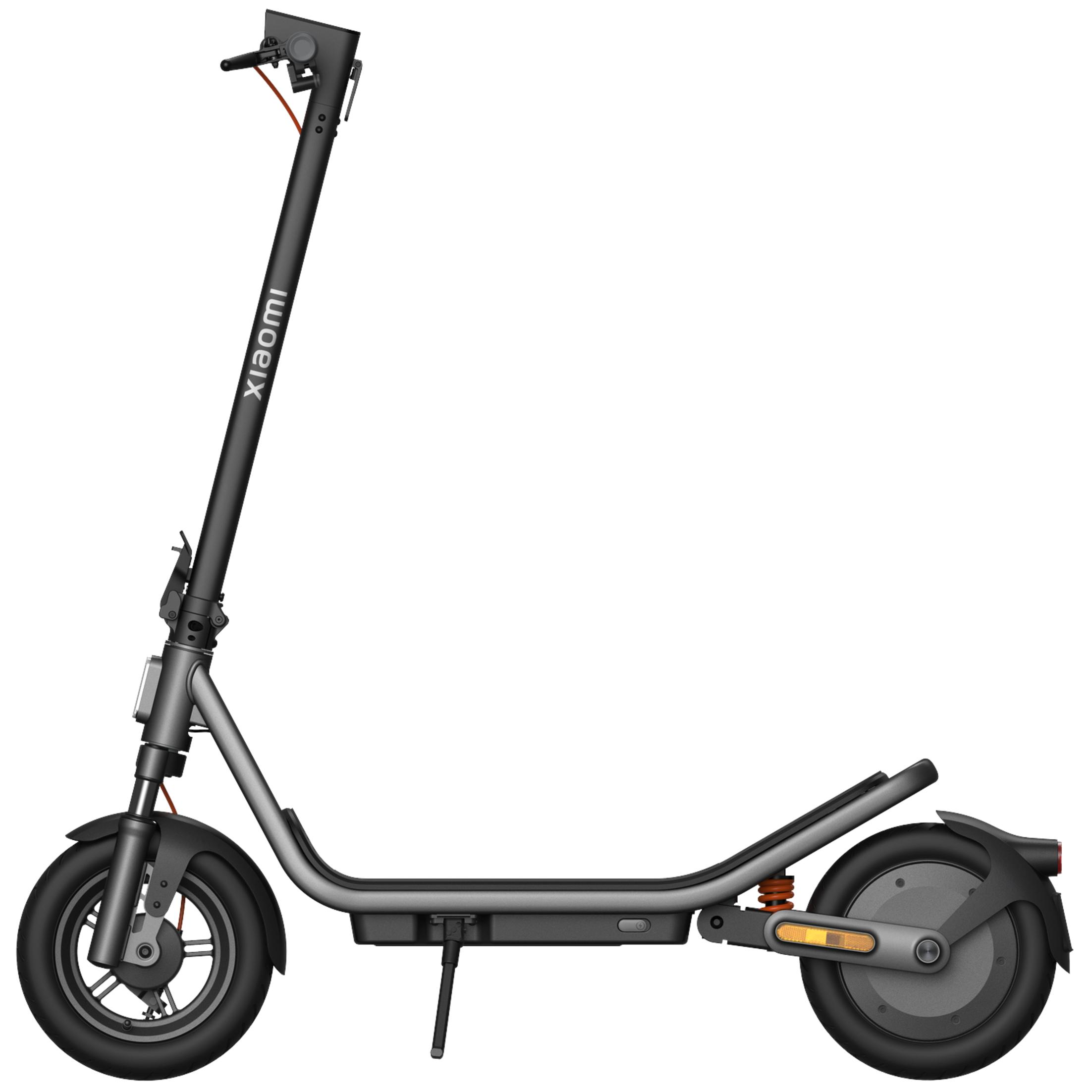 Ein schwarzer Xiaomi E-Scooter mit silbernen Akzenten, stehend auf dem Seitenständer.