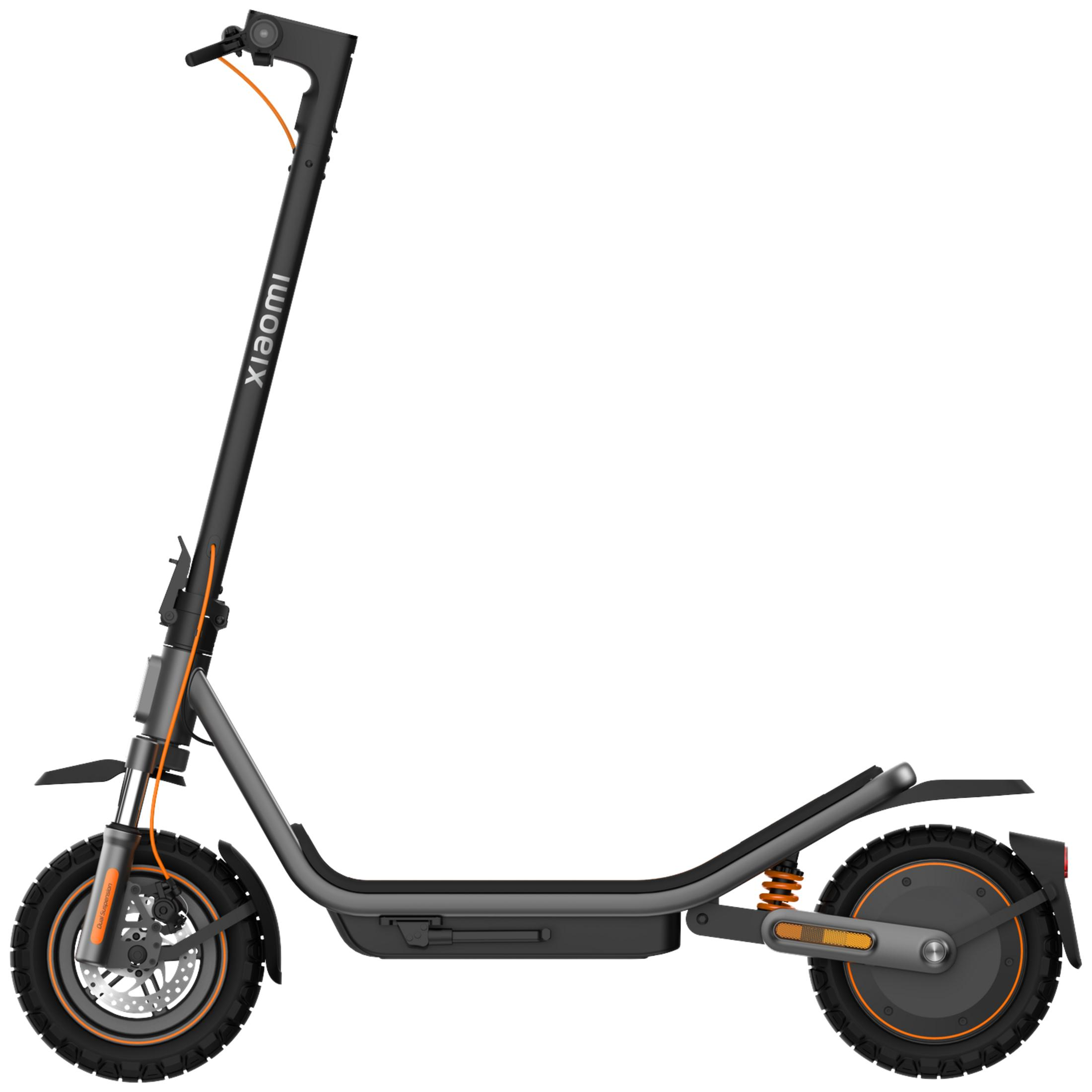 Ein schwarzer Xiaomi Elektroroller mit orangefarbenen Akzenten und Doppelfederung.