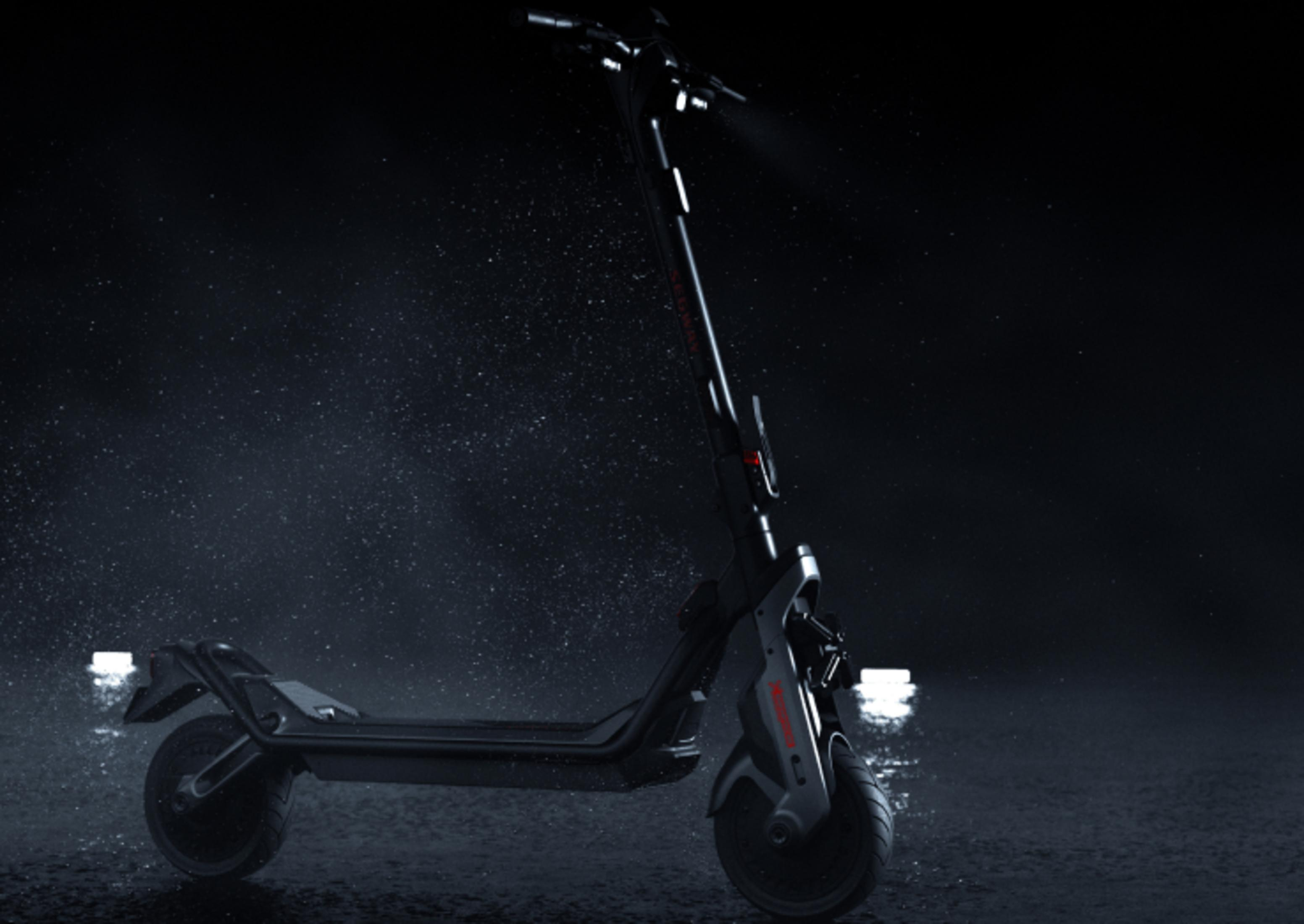 Ein schwarzer E-Scooter mit roten Akzenten steht auf nassem Boden.