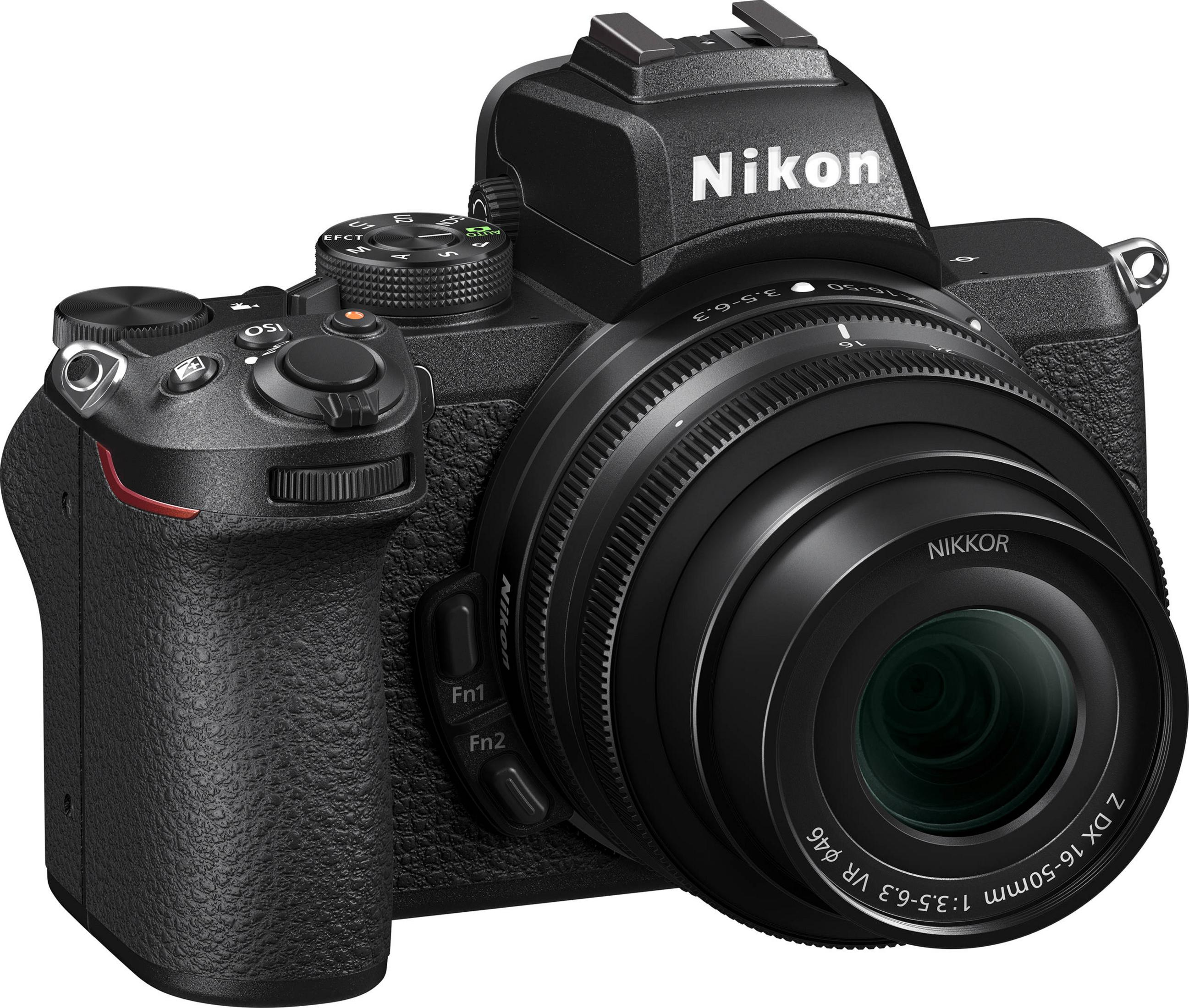 Eine schwarze Nikon-Kamera mit aufgesetztem Objektiv, Nahaufnahme.