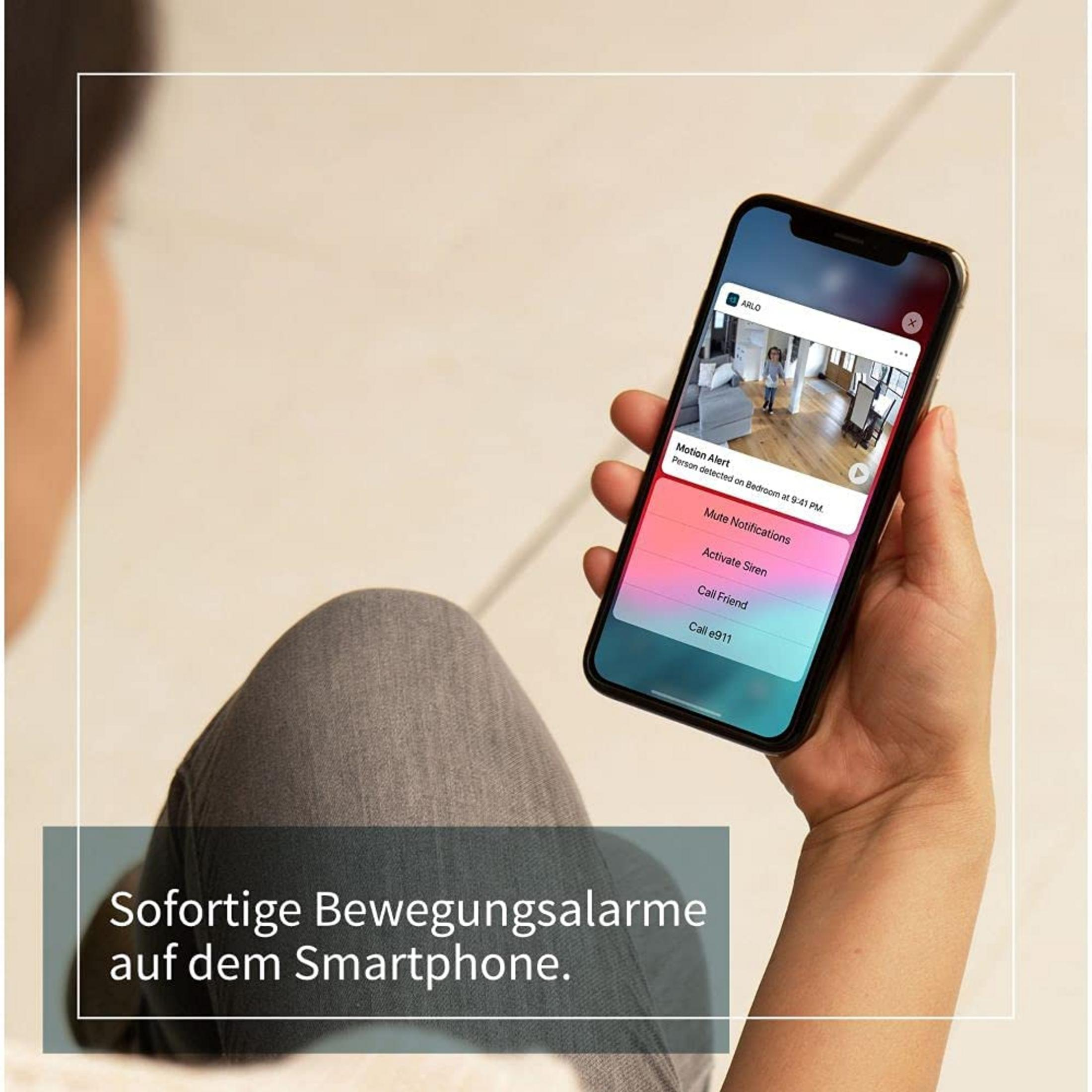 Ein Smartphone zeigt eine Bewegungsmeldung mit Personenalarm an.