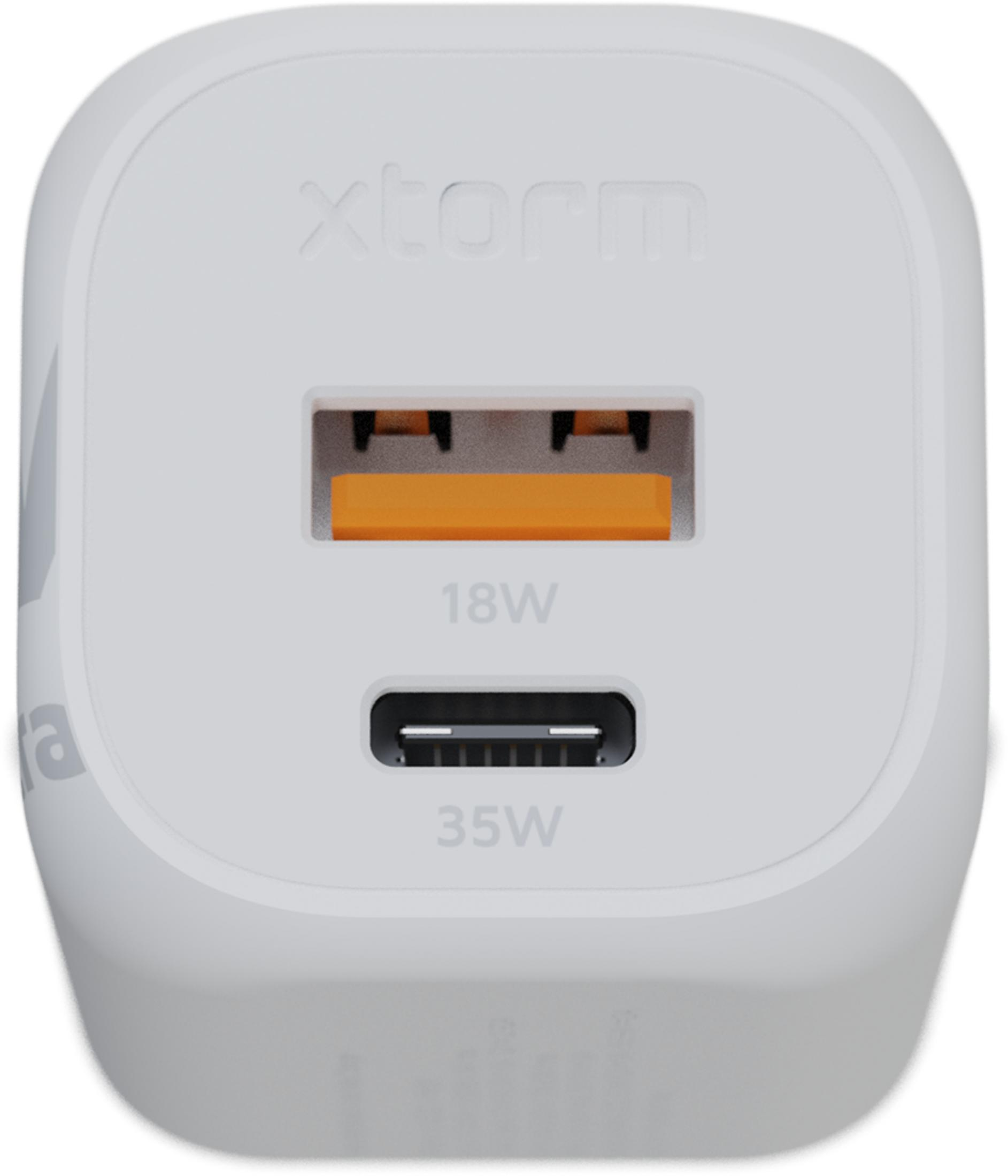 Caricatore bianco con due porte: 18W in alto, USB-C 35W in basso.