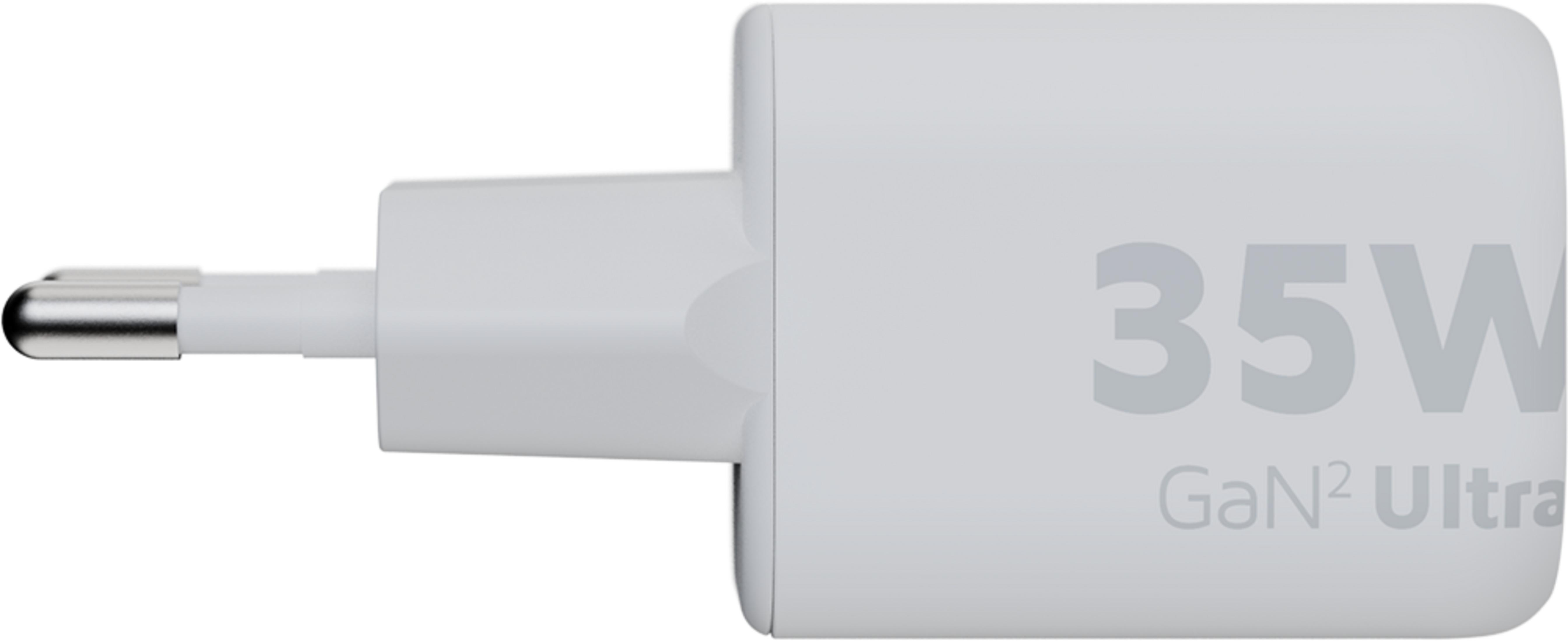 Una spina di ricarica bianca 35W GaN2 Ultra con due pin metallici.