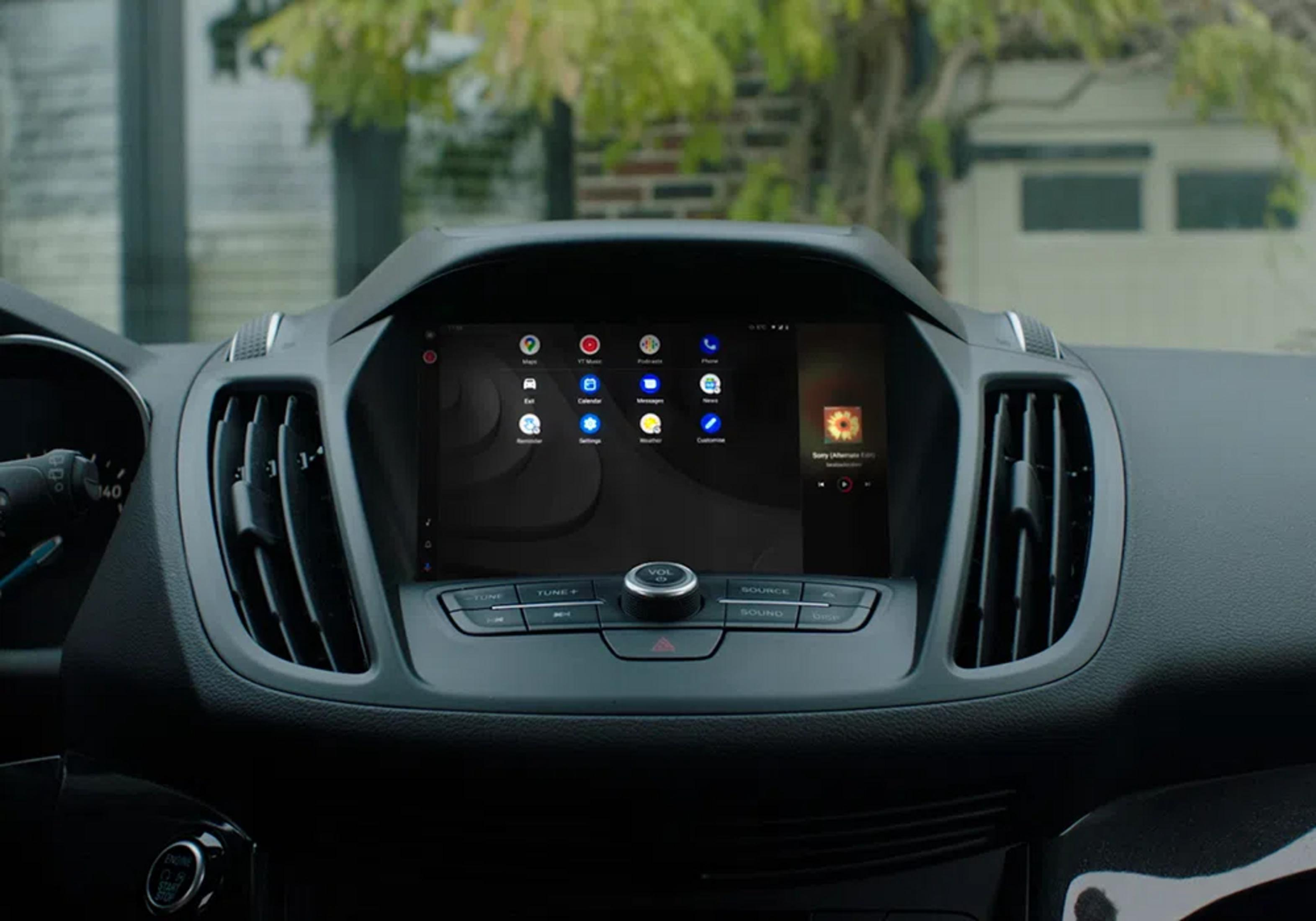 El salpicadero de un coche con una pantalla de infoentretenimiento que muestra aplicaciones.