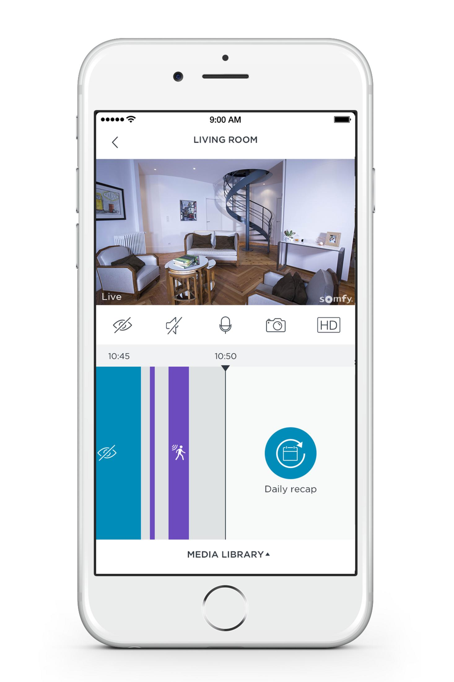 Smartphone zeigt Smart-Home-App-Oberfläche eines Wohnzimmers mit Wendeltreppe.