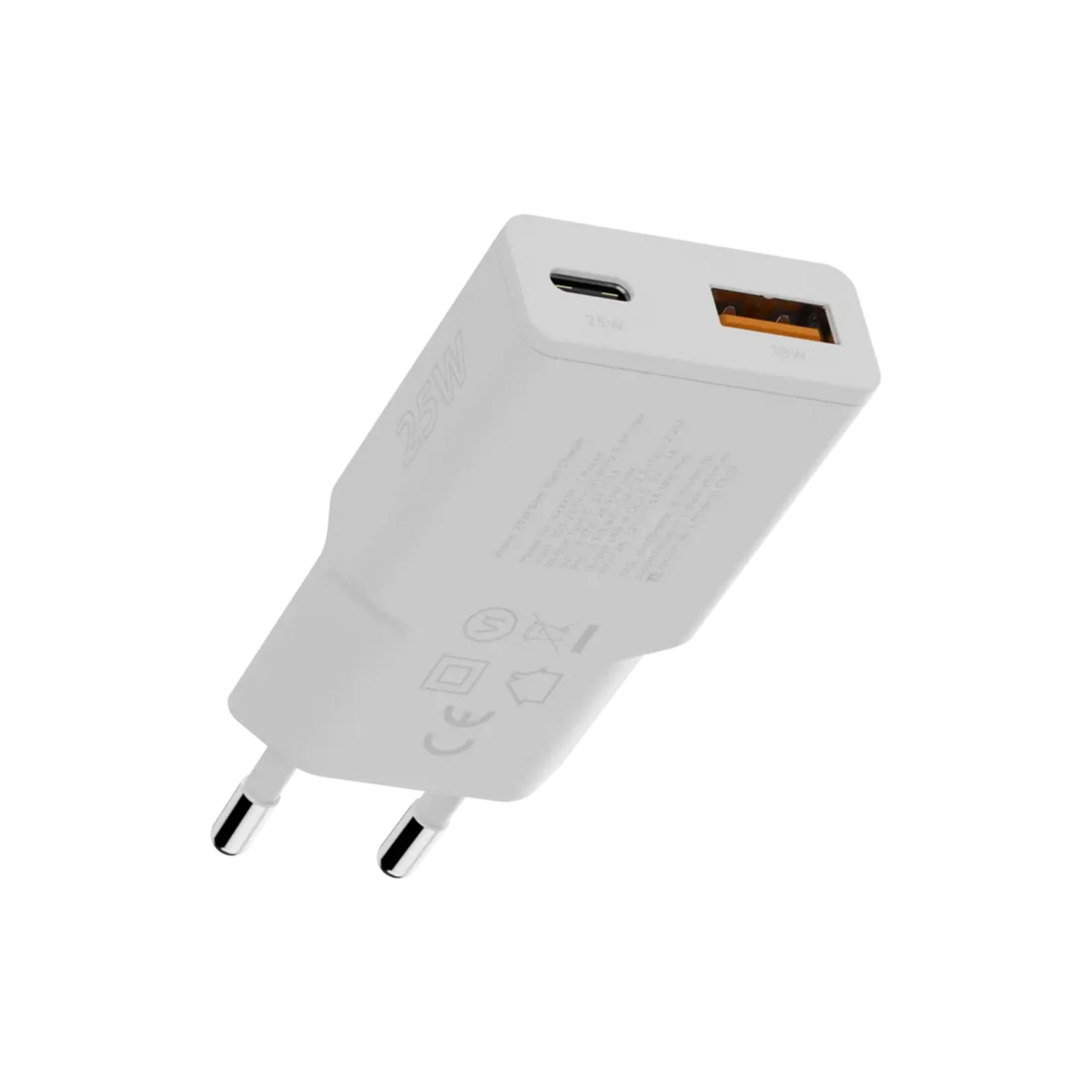Un caricatore USB-C bianco con due porte e spina europea.