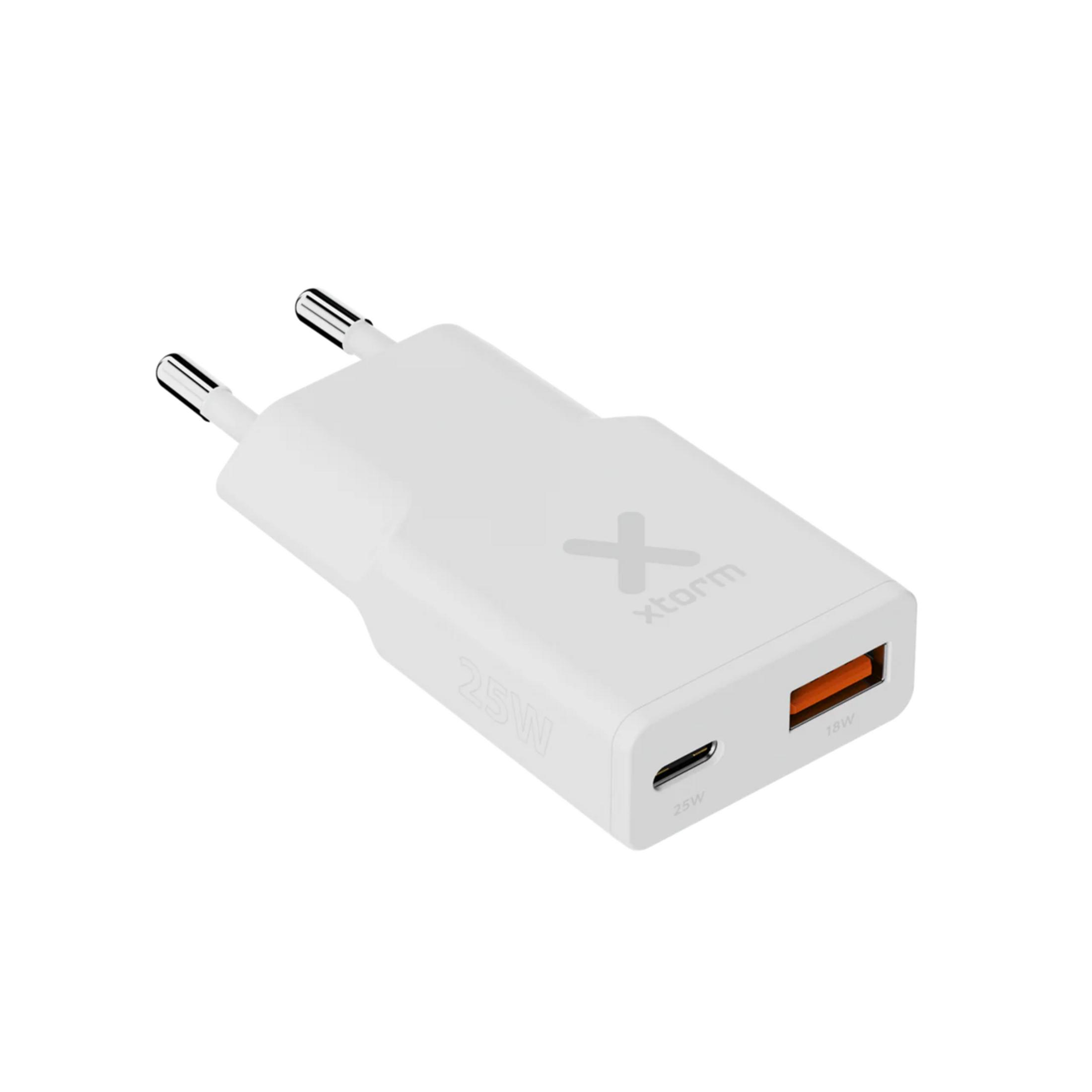 Un alimentatore bianco con due porte USB e il logo Xtorm.
