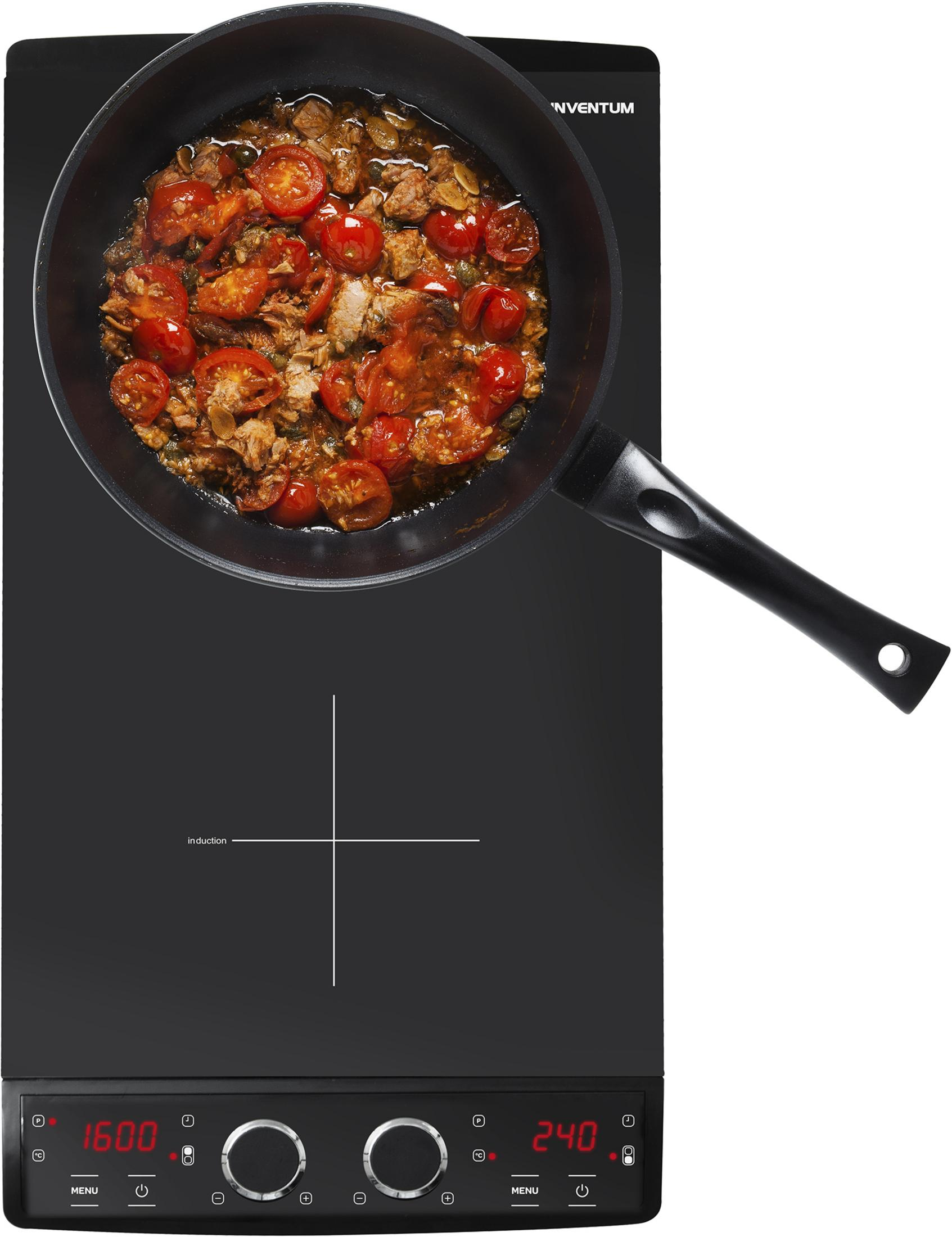 Een pan met tomaten en vlees die kookt op een inductiekookplaat.