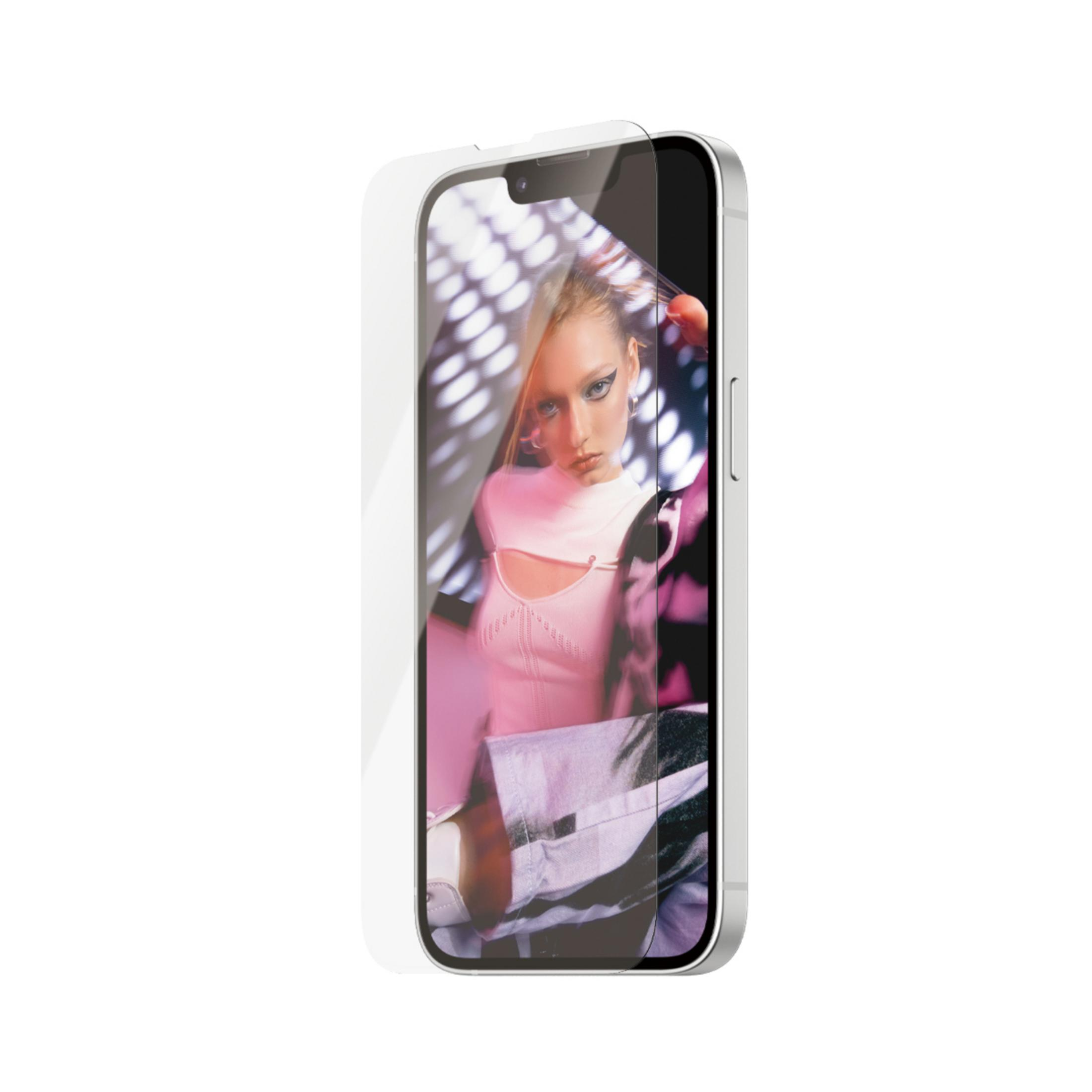 Smartfon wyświetlający kobietę w makijażu i różowym topie na rozmytym tle.