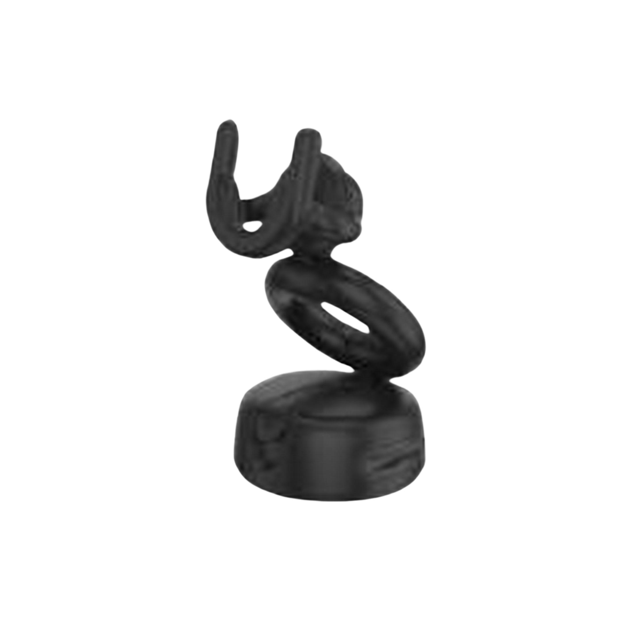 Scultura nera con anelli su base rotonda.