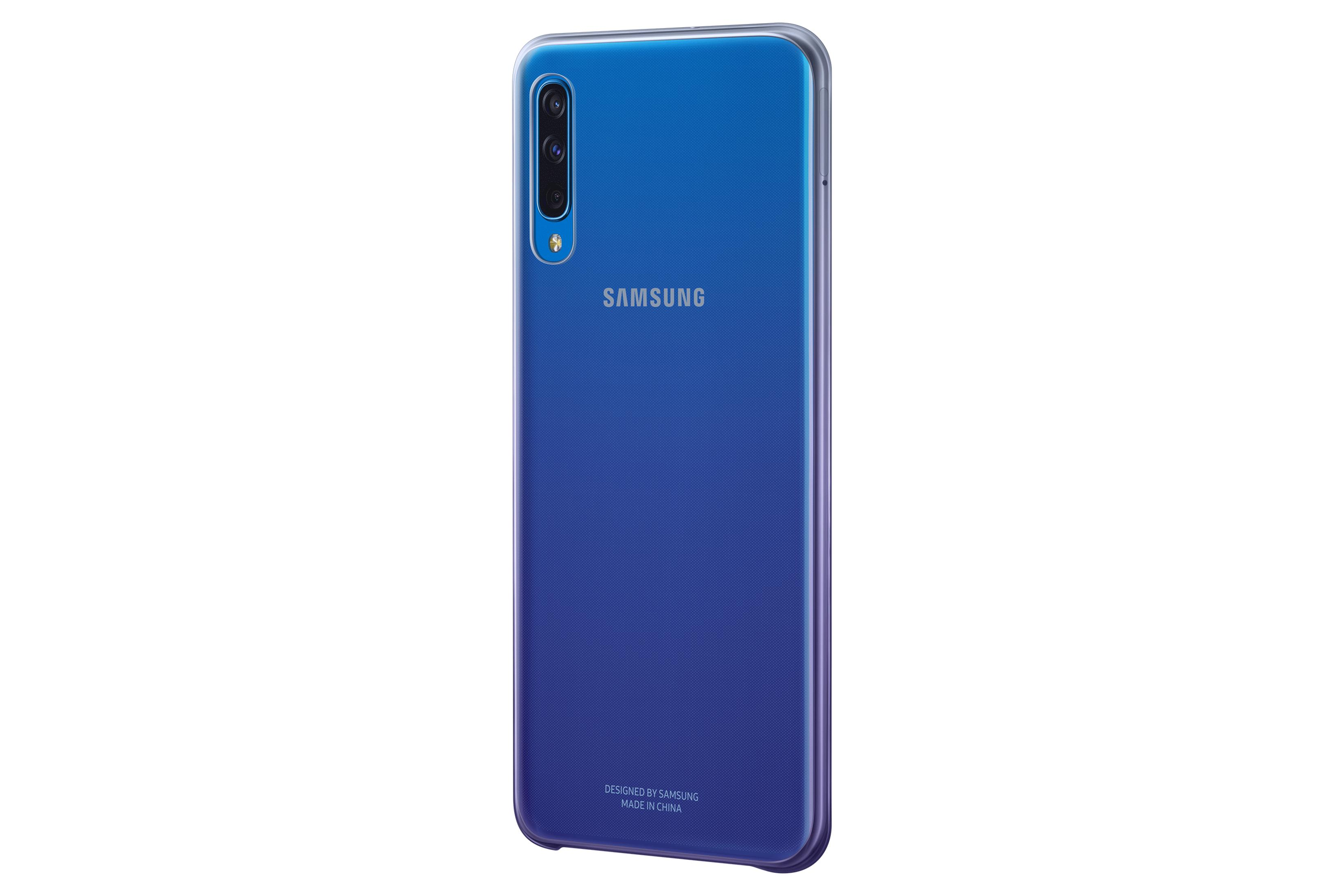 Achterkant van een blauwe Samsung smartphone met drievoudige camera en logo.