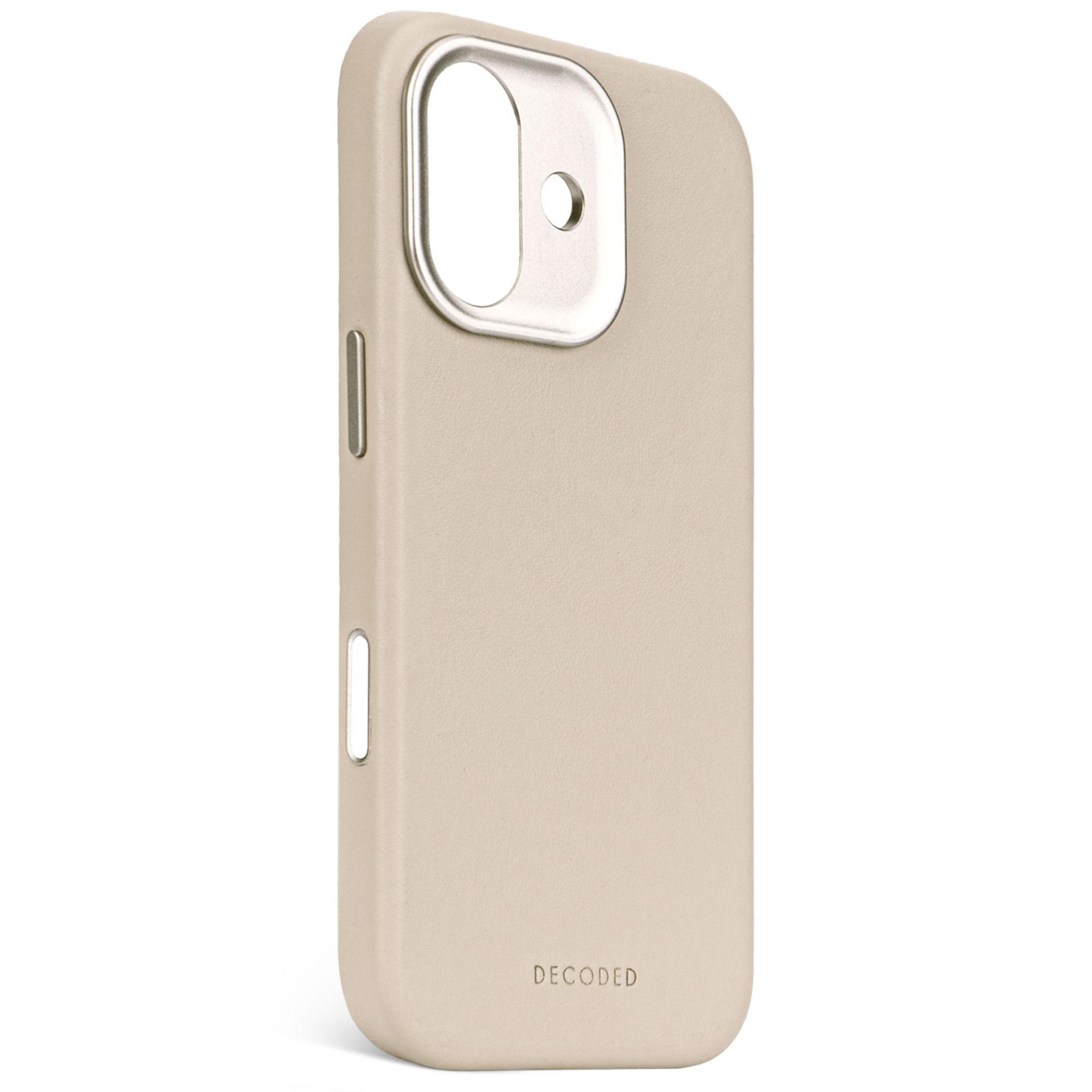 Eine beige Handyhülle mit einem silbernen Kameraring, auf weißem Hintergrund.