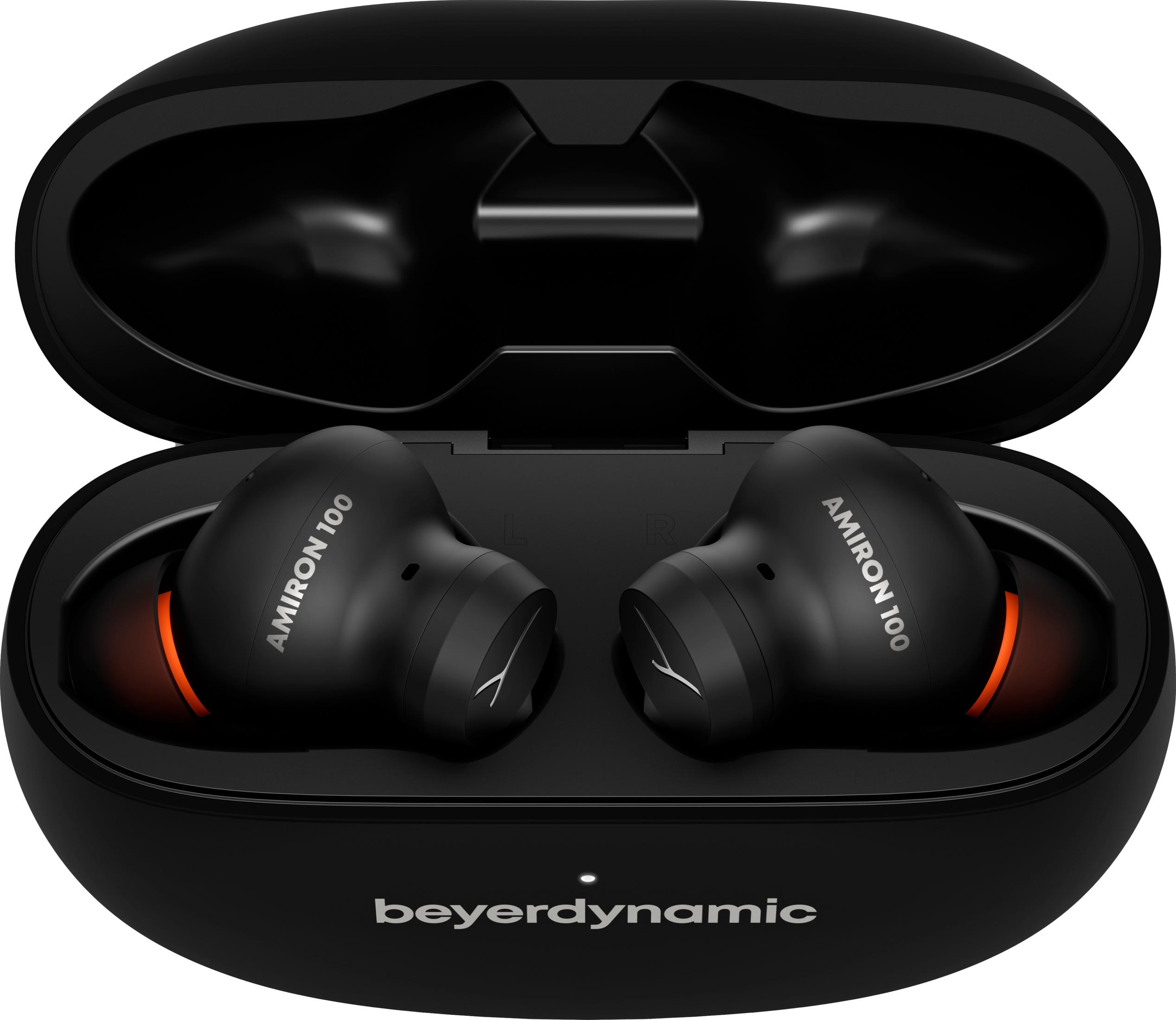 Schwarze Beyerdynamic Kopfhörer mit Ladecase und orangefarbenen Akzenten.