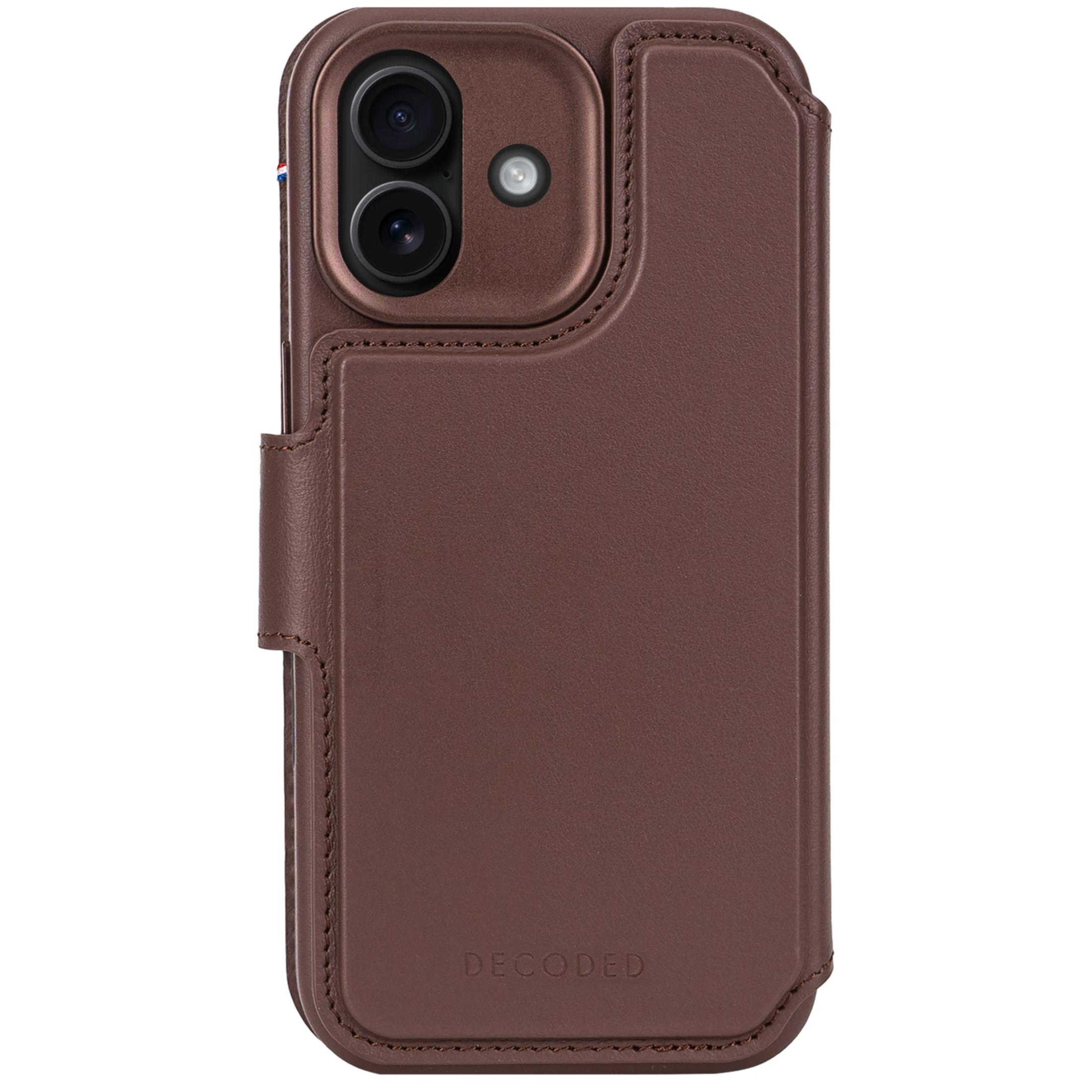 Custodia in pelle marrone per telefono con ritaglio fotocamera e logo DECODED.