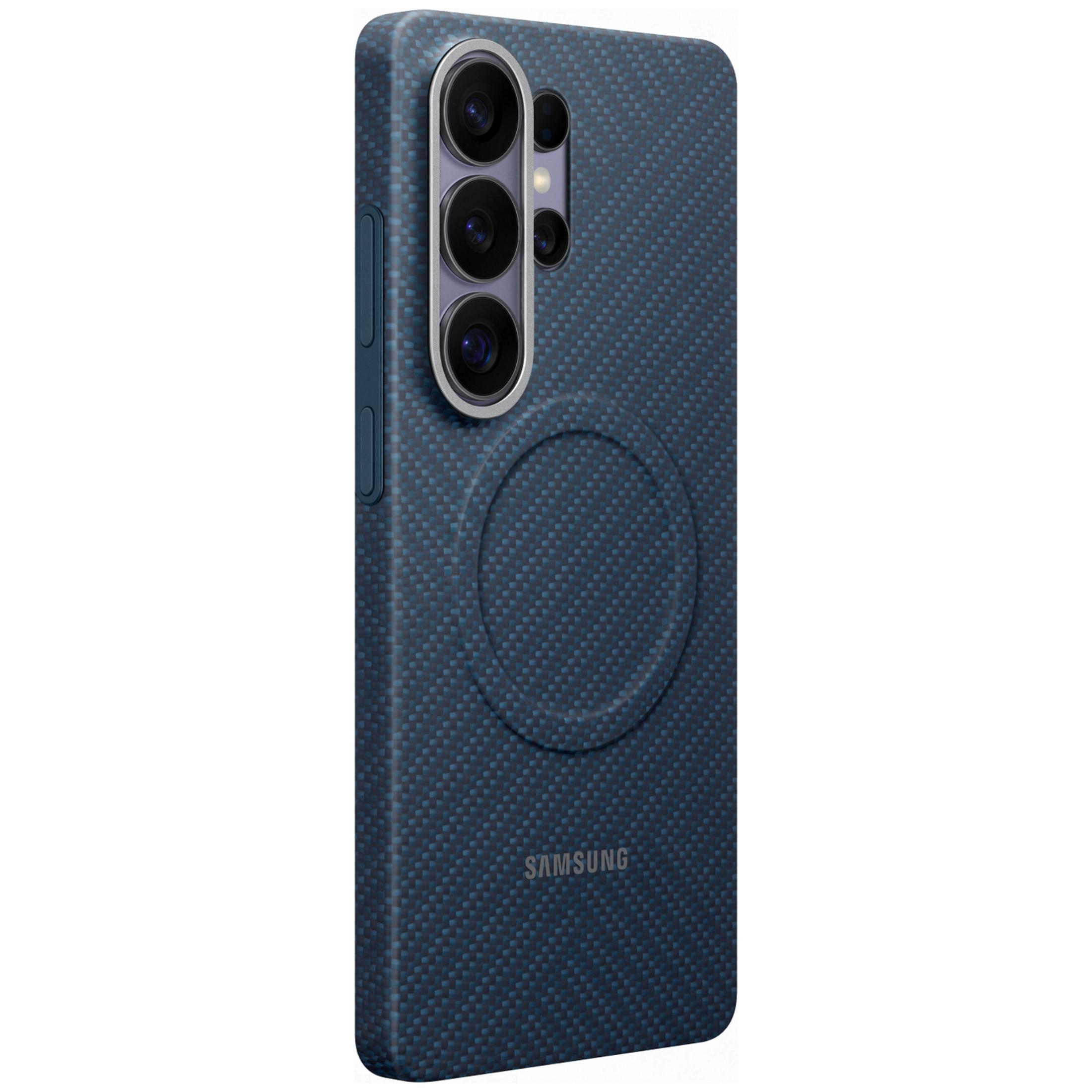 Donkerblauwe telefoonhoes met koolstofpatroon en camerauitsparing.