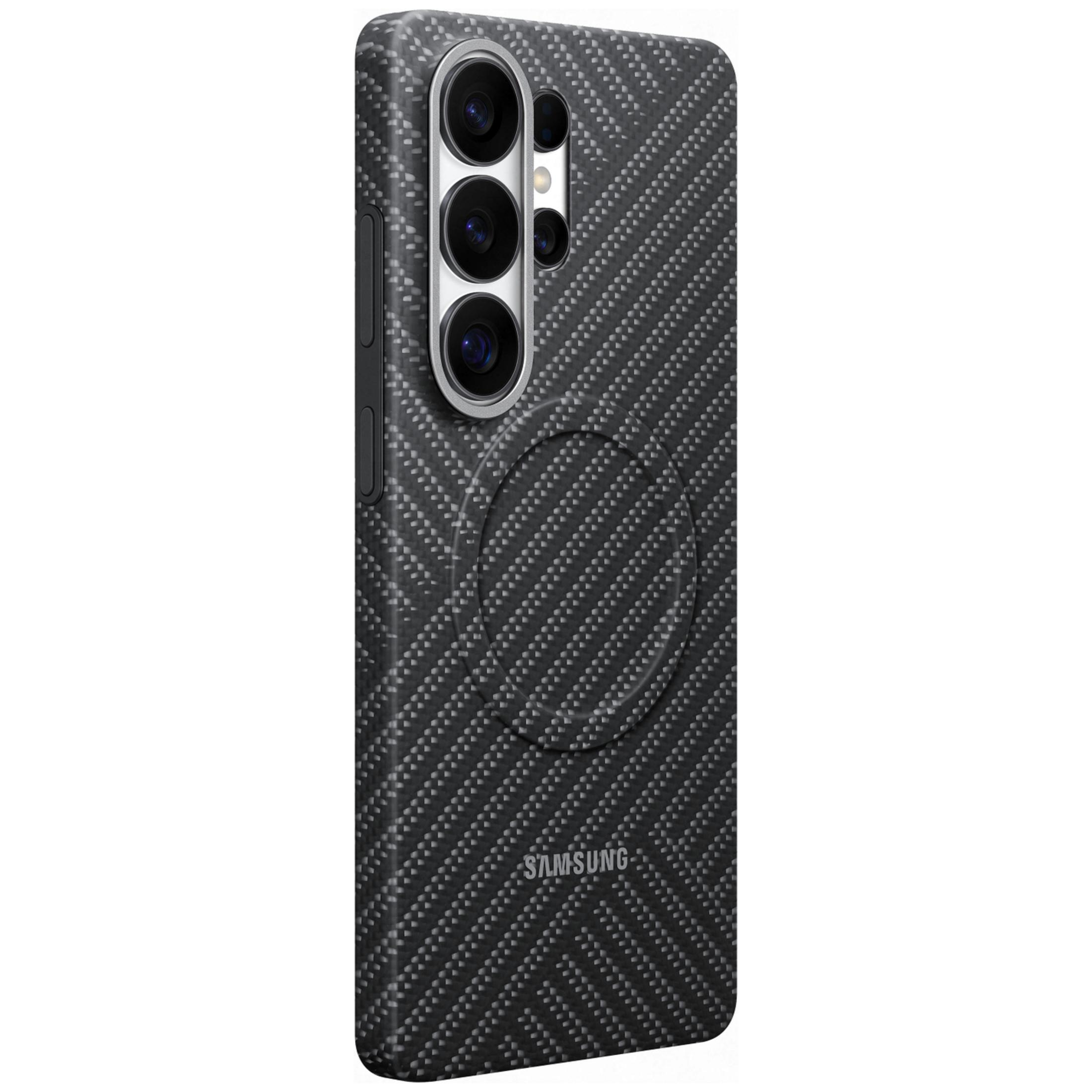 Zwart telefoonhoesje met koolstofpatroon en drievoudige camera-eiland.