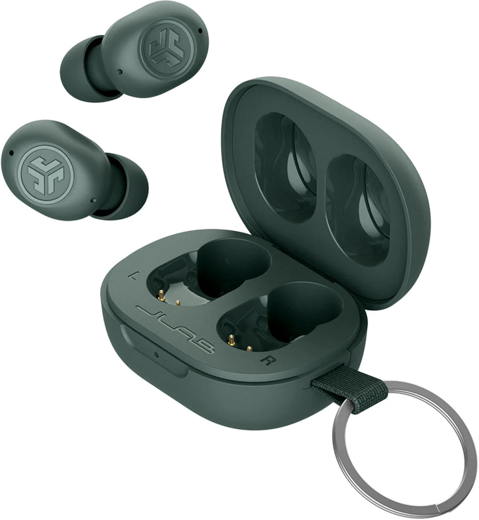 Auricolari wireless verde scuro e custodia di ricarica aperta con portachiavi.