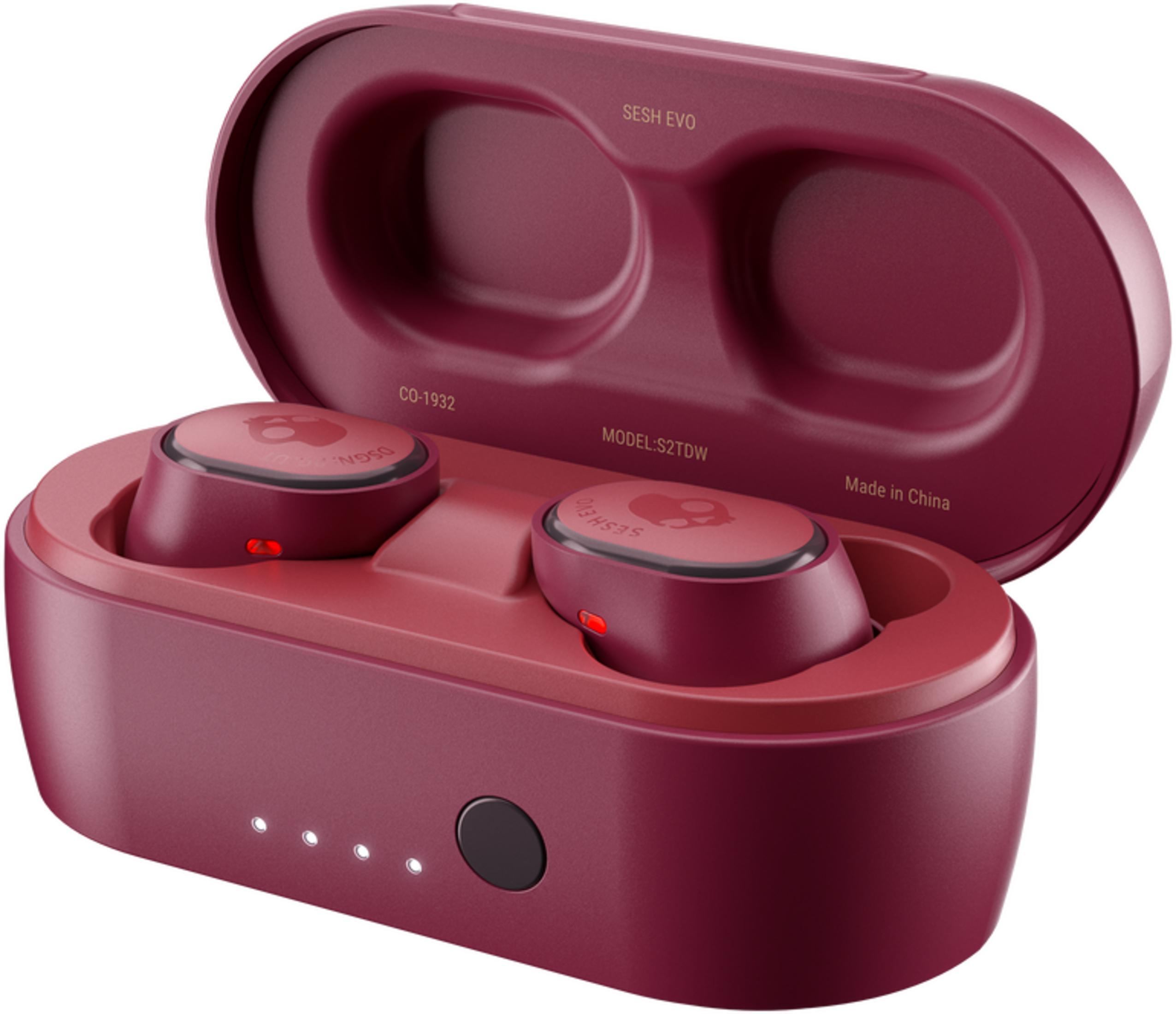 Rote kabellose Ohrhörer in geöffneter Ladebox mit Skull-Logo.