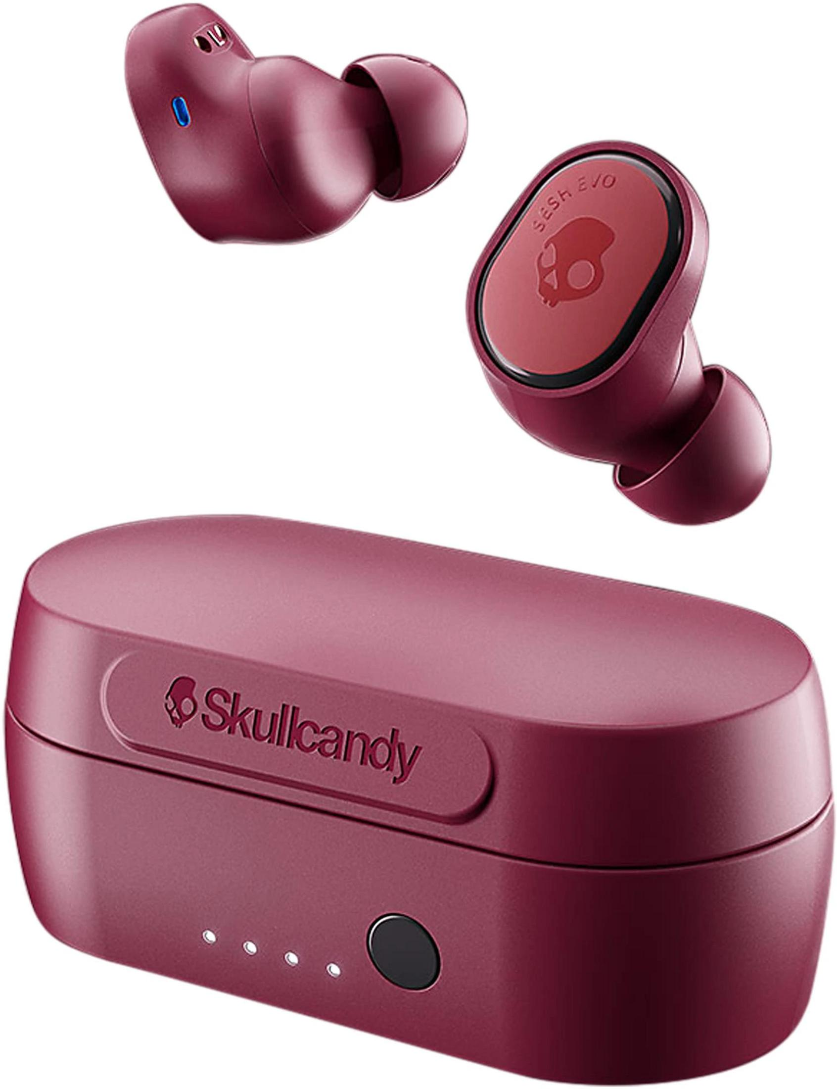 Drei weinrote Skullcandy Sesh Evo Ohrhörer und Ladecase auf weißem Hintergrund.