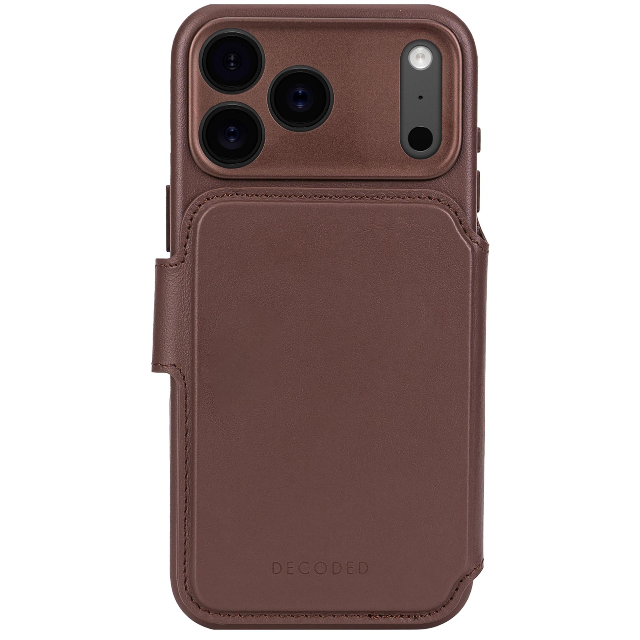 Braune Lederhülle für ein iPhone mit Kameras und Logo.