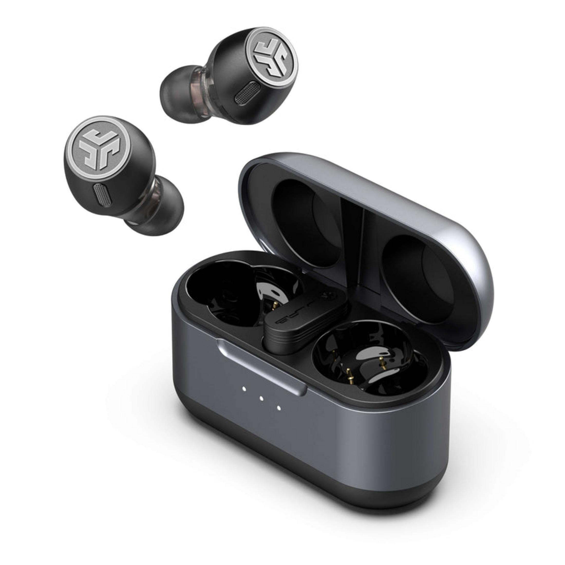 Due auricolari wireless neri e una custodia di ricarica aperta con tre luci.