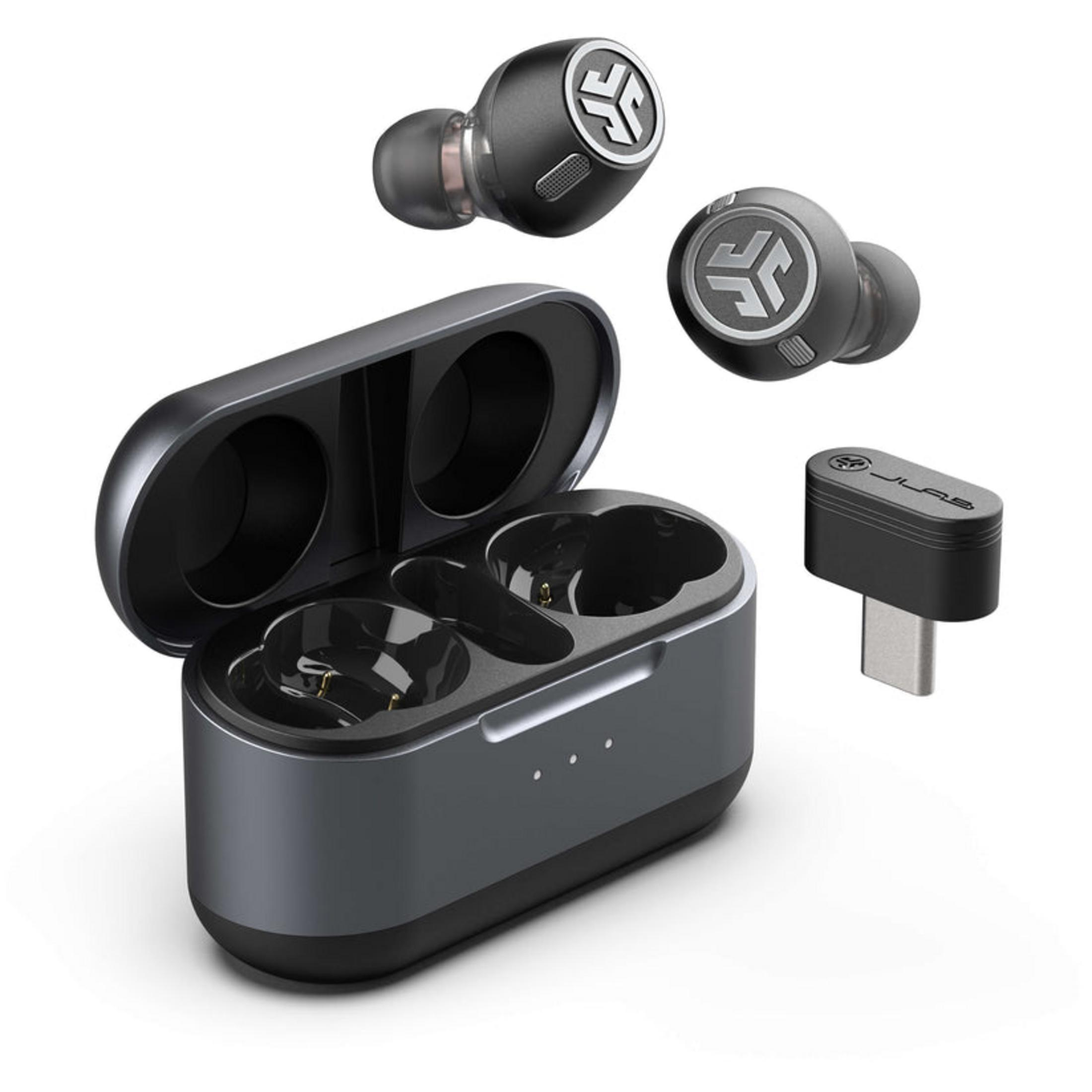 Tre auricolari neri e una custodia di ricarica con connettore USB-C su sfondo bianco.