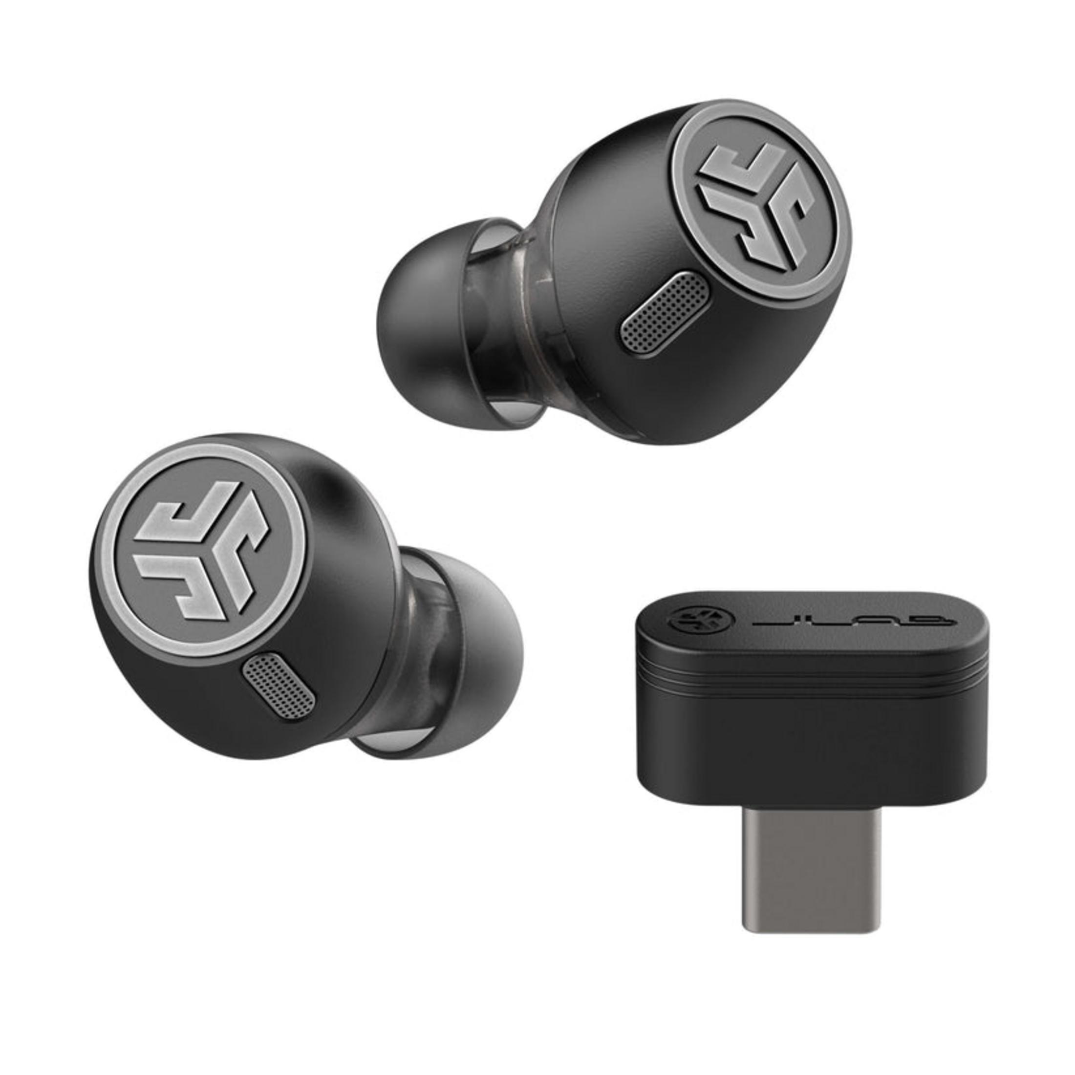 Due auricolari neri e un adattatore USB-C con logo su sfondo bianco.