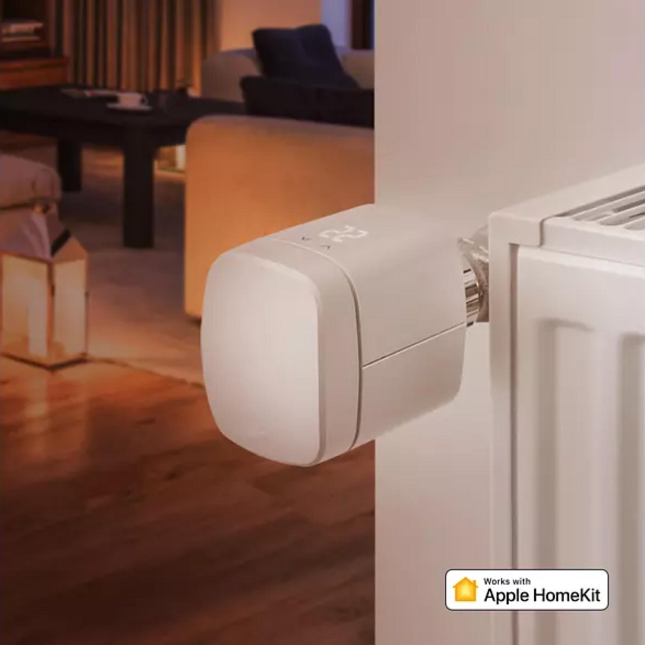 Ein weißer Thermostat an einem Heizkörper, mit Apple HomeKit Logo.