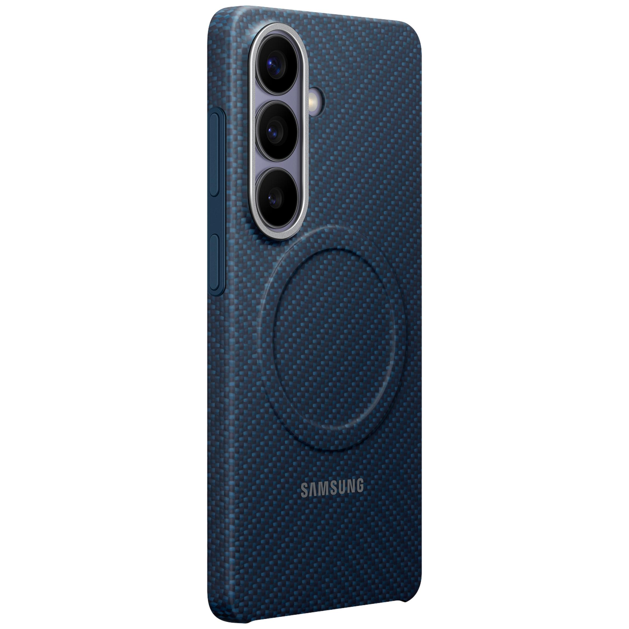 Coque de téléphone bleu foncé à motif carbone, trois caméras et logo Samsung.