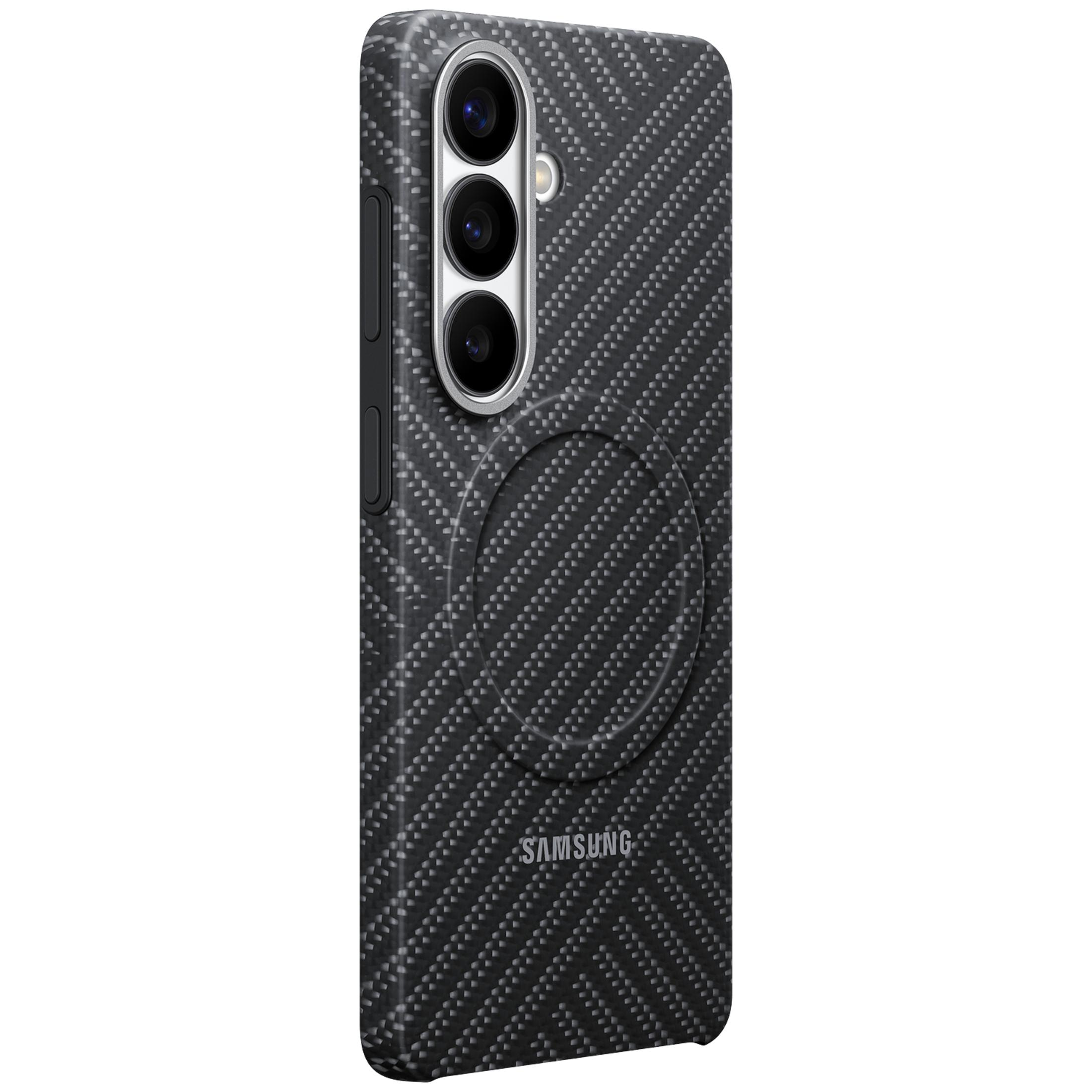 Zwarte telefoonhoes met koolstofvezelpatroon en cameramodule.