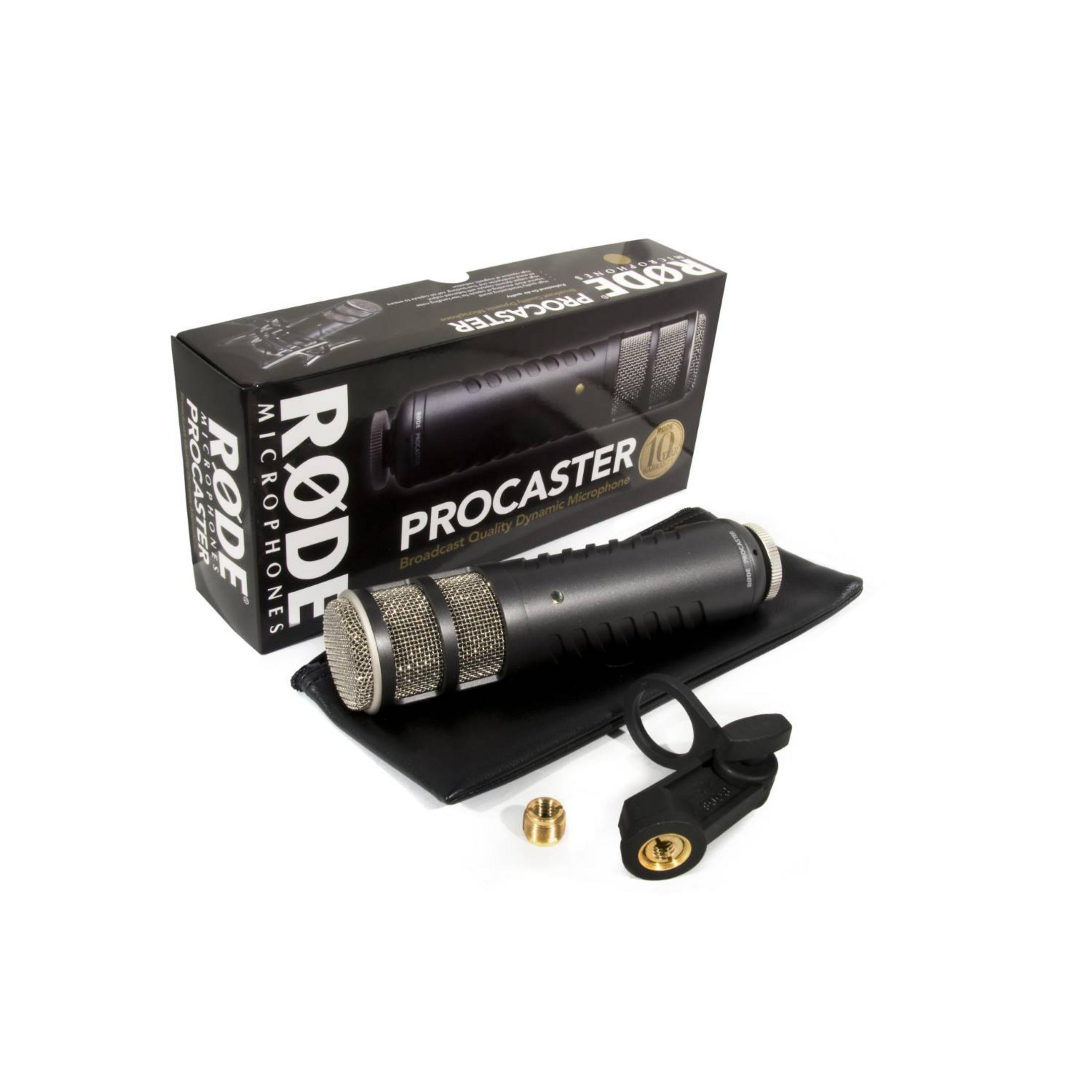 Mikrofon Rode Procaster z akcesoriami i pudełkiem na białym tle.