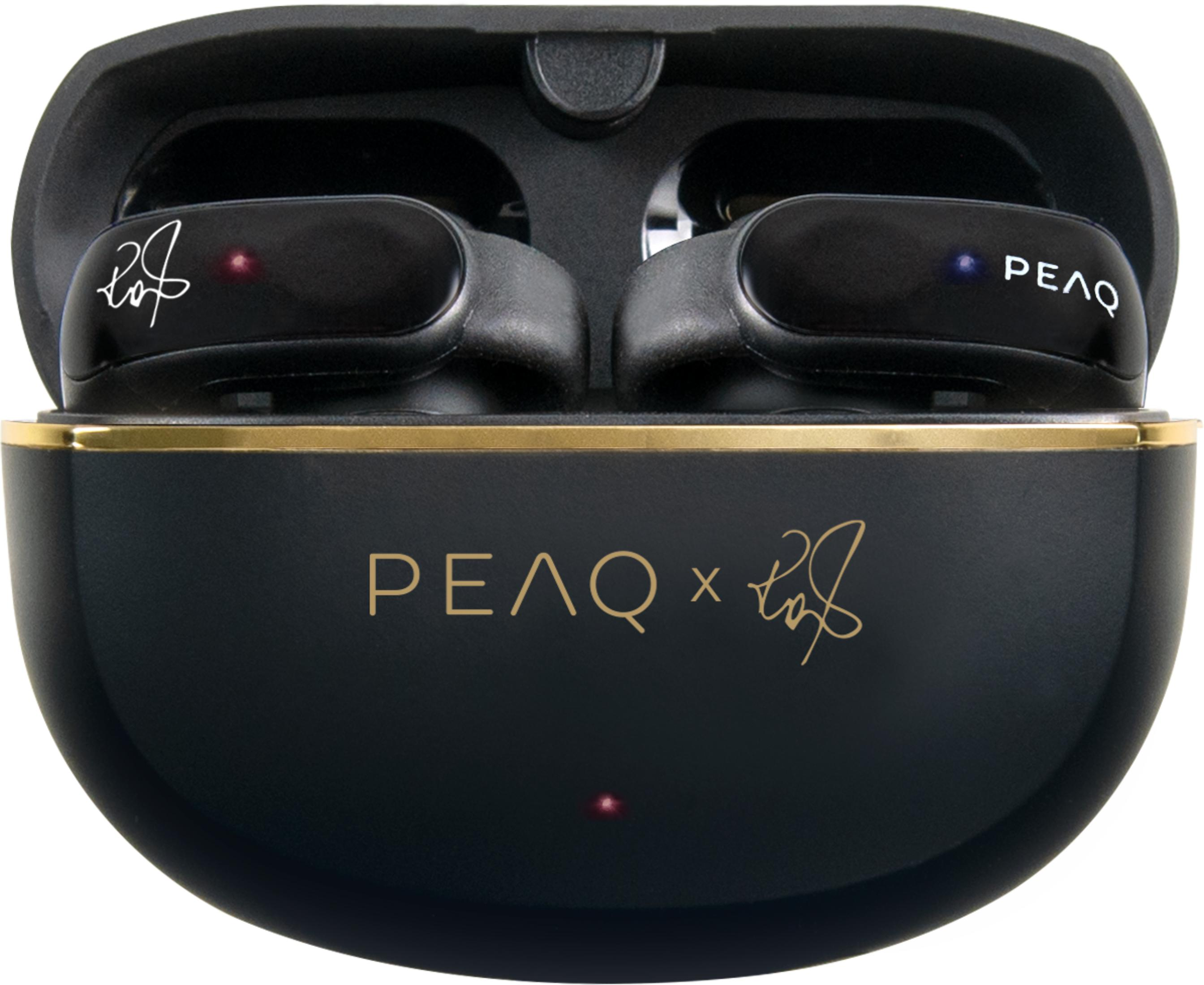Estuche de carga negro con borde dorado y auriculares dentro.