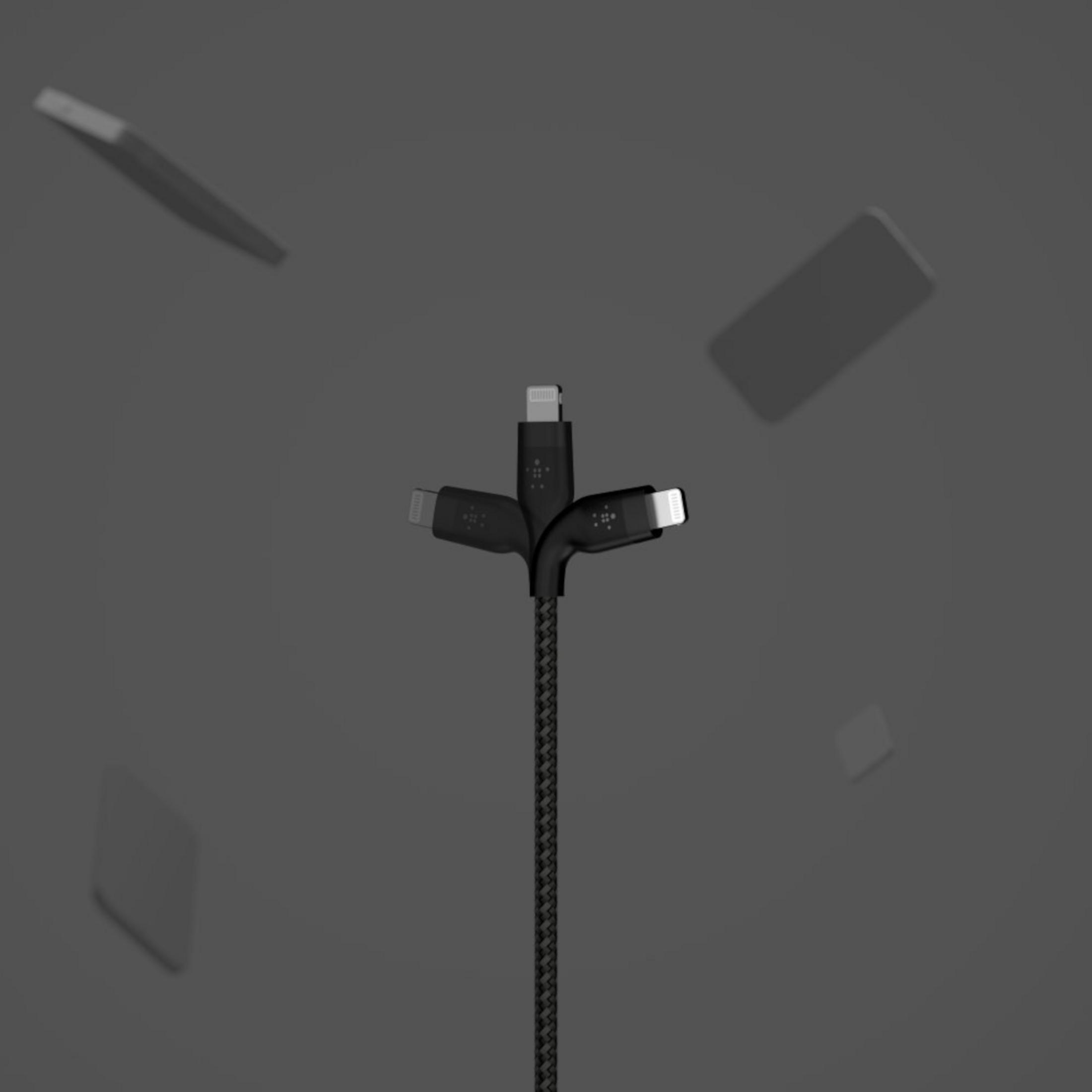 Czarny kabel ładujący z trzema złączami na szarym tle.