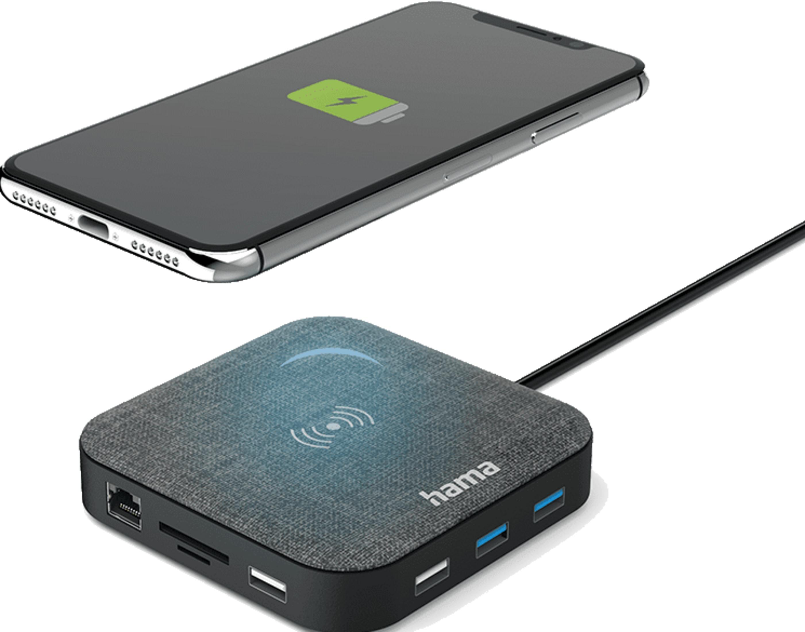 Uno smartphone in carica wireless su una stazione di ricarica grigia con porte USB.