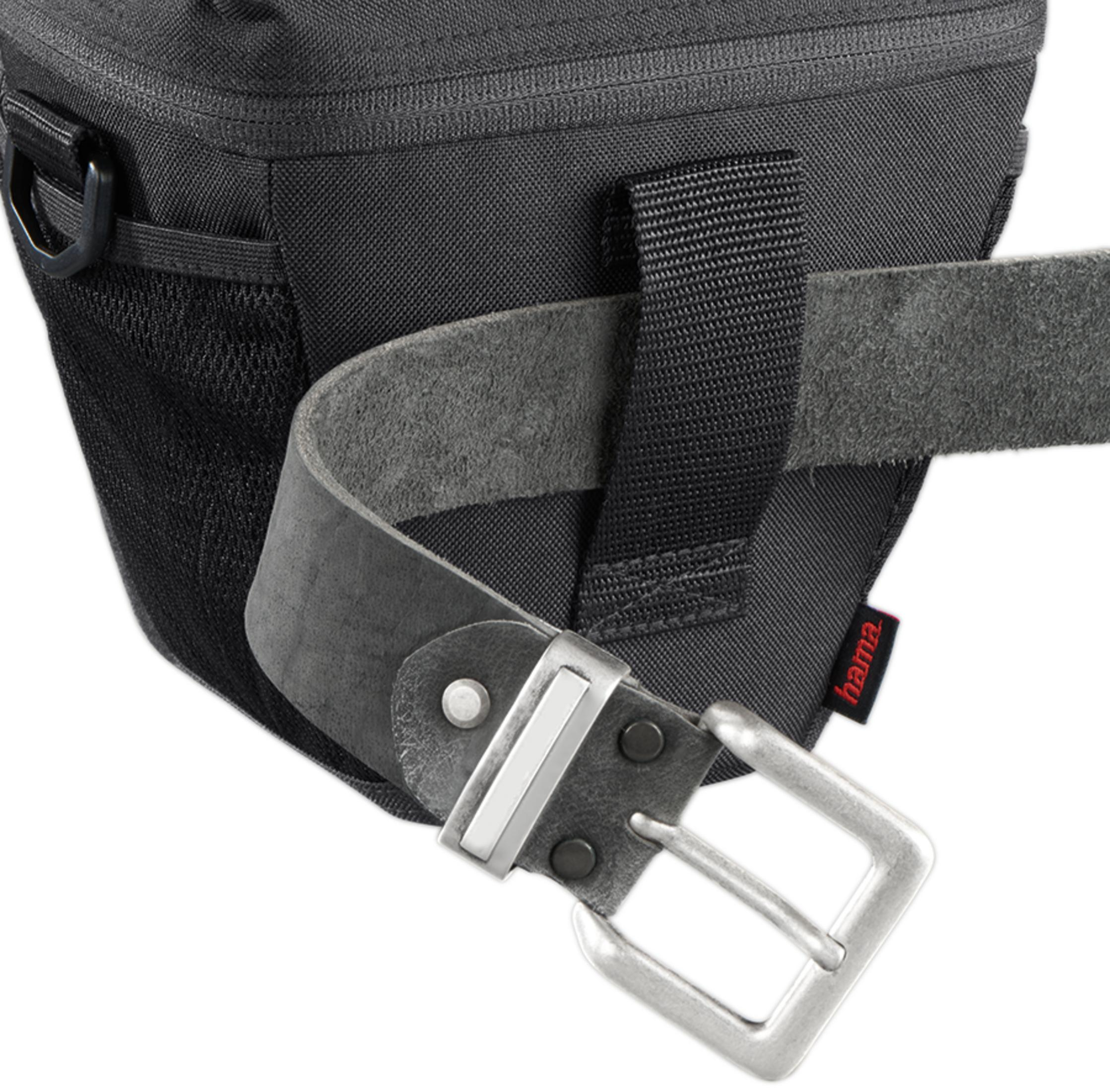 Eine schwarze Hama-Tasche mit einem Ledergürtel und Metallschnalle.