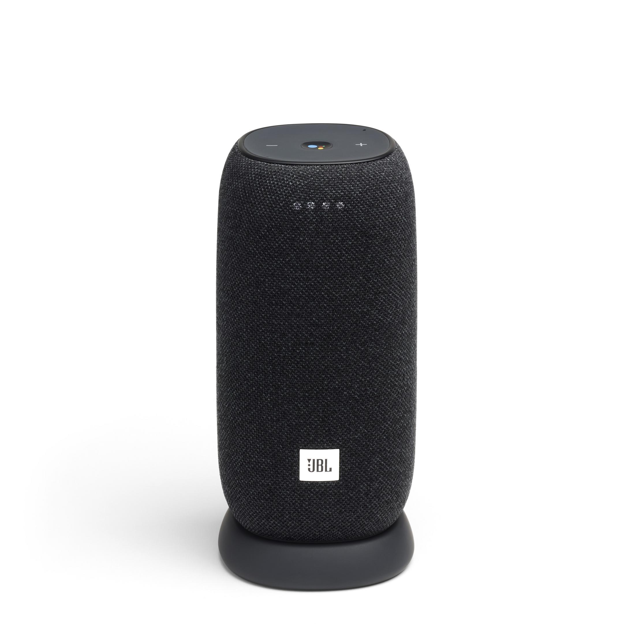Un altavoz inteligente JBL negro con Google Assistant sobre una base negra.