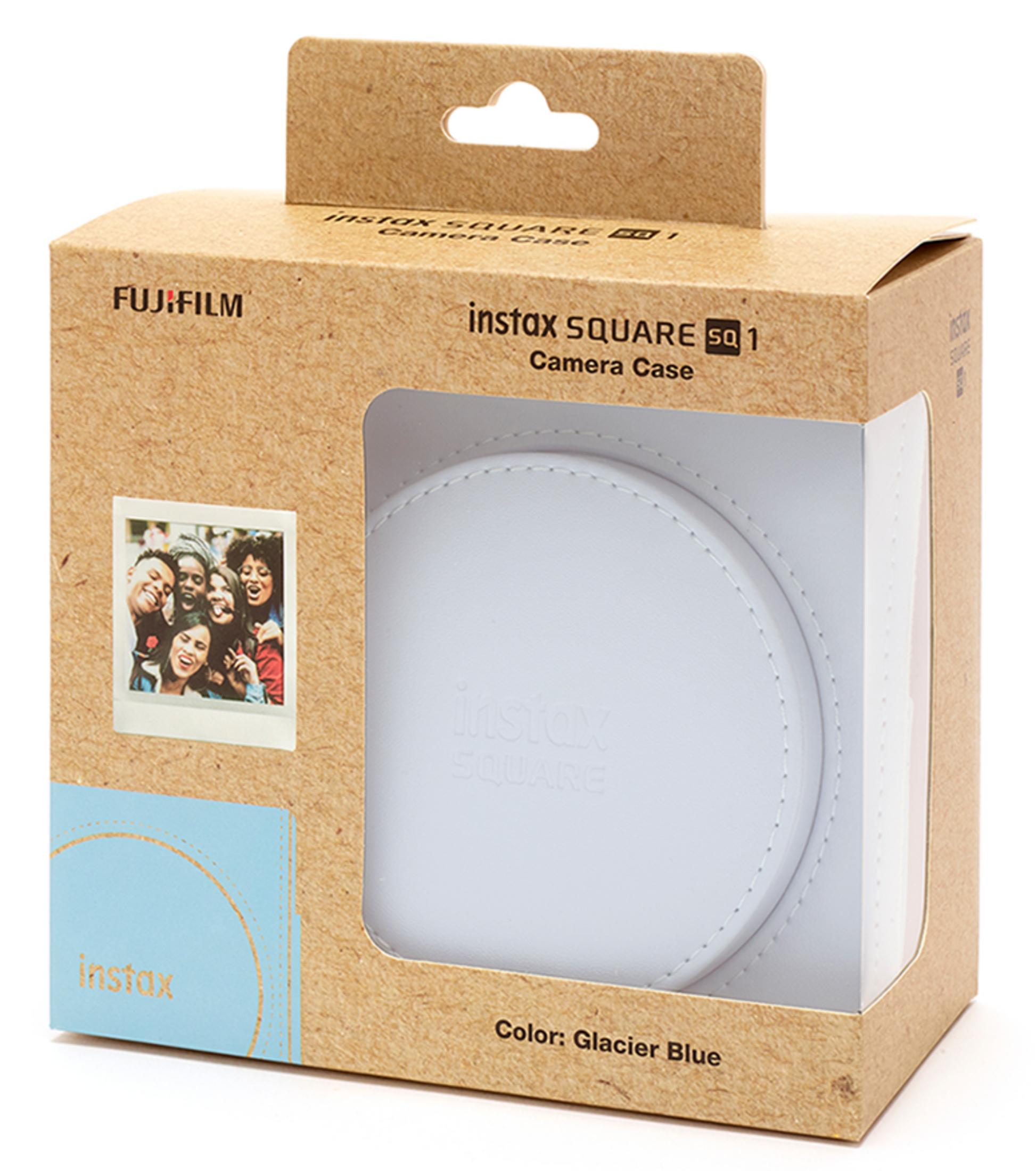 Etui na aparat Fujifilm Instax SQUARE 50 Glacier Blue ze zdjęciem śmiejących się przyjaciół.