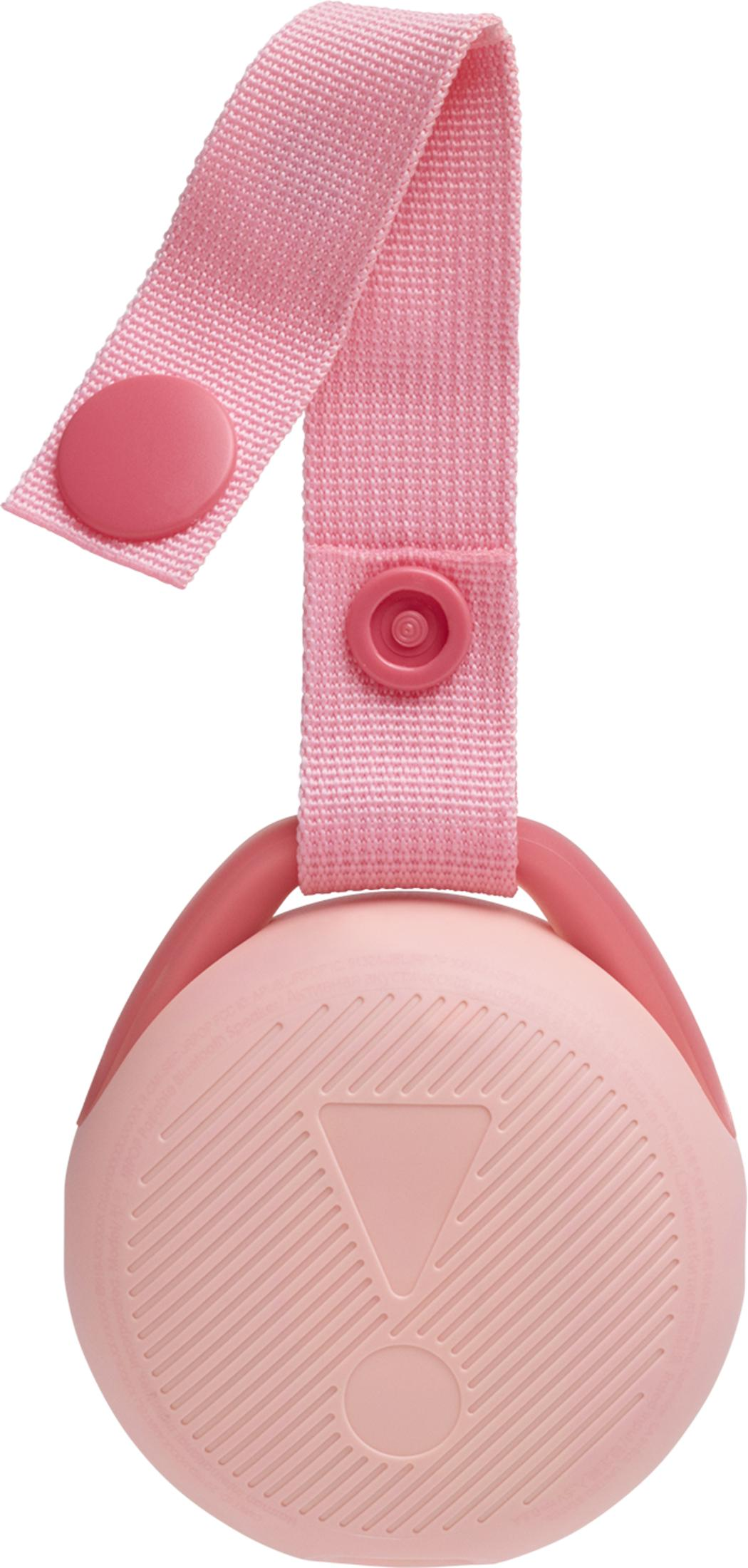 Un altavoz Bluetooth portátil rosa con correa para colgar y detalle de botón.
