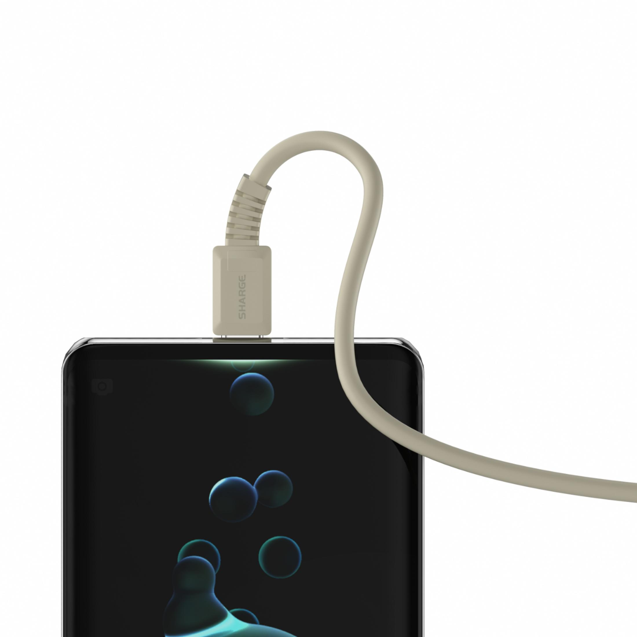 Een beige oplaadkabel is aangesloten op een smartphone. Het scherm toont bubbels.