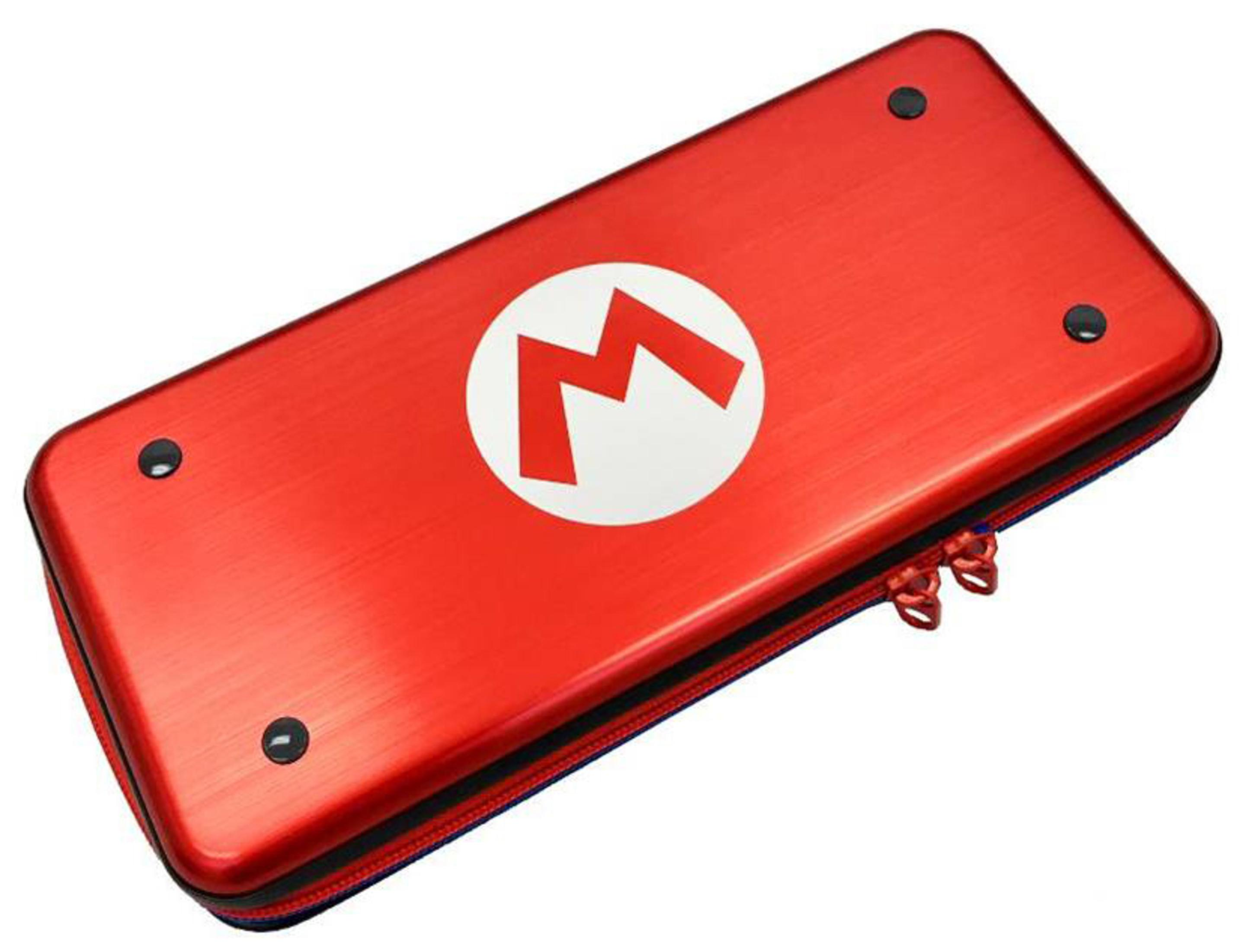 Funda protectora roja de Mario con cremallera y cuatro tachuelas negras.