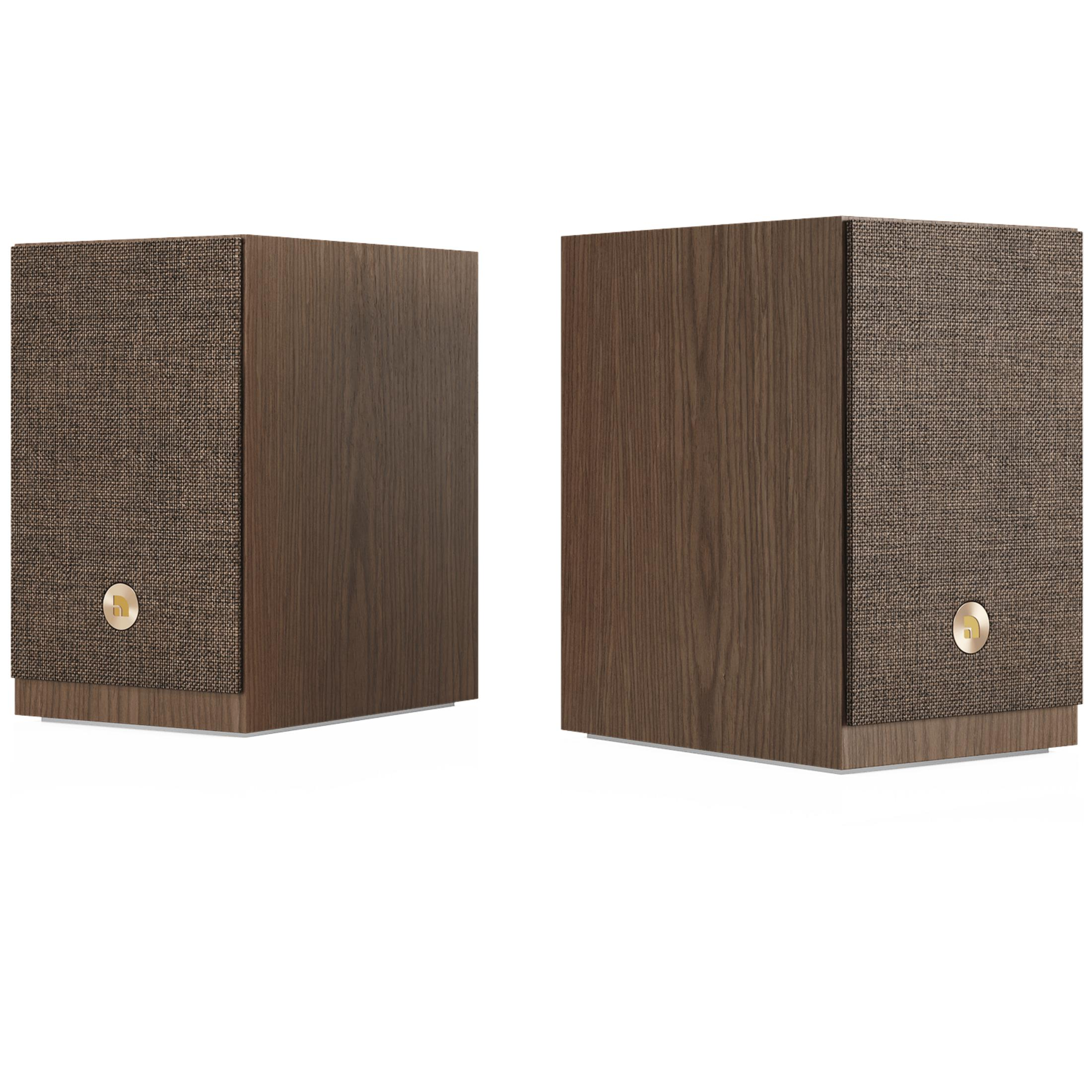 Zwei braune Lautsprecher mit Holzmaserung und Stoffbespannung.