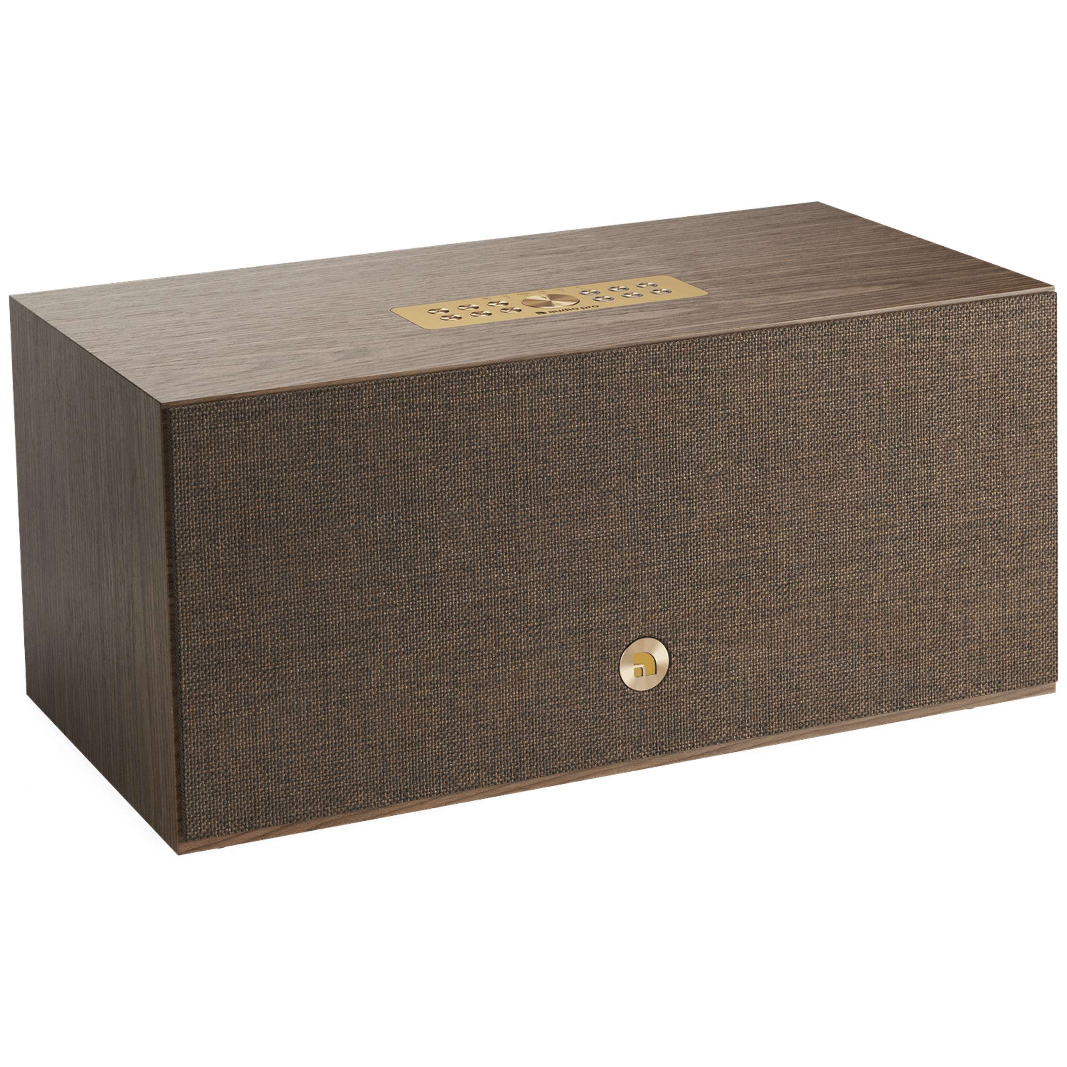 Brauner Holz Lautsprecher mit Stofffront und goldenem Logo.