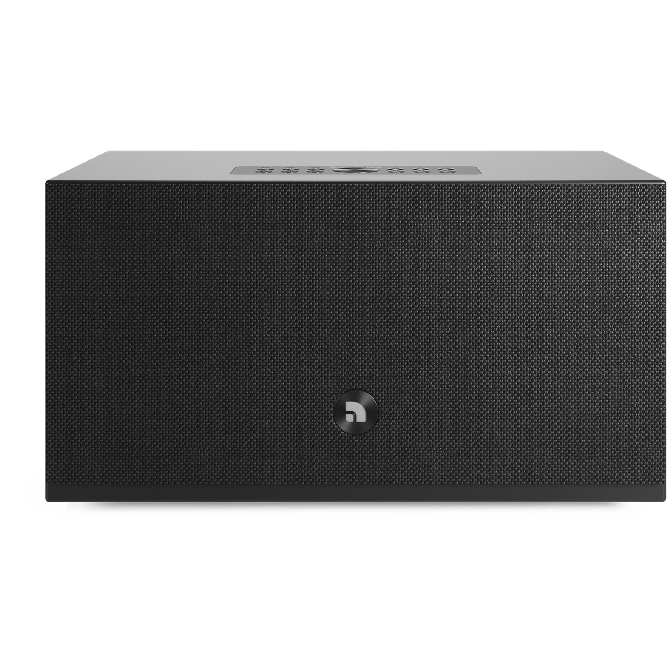 Schwarzer Subwoofer mit Stoffbespannung und silbernem Logo auf der Vorderseite.