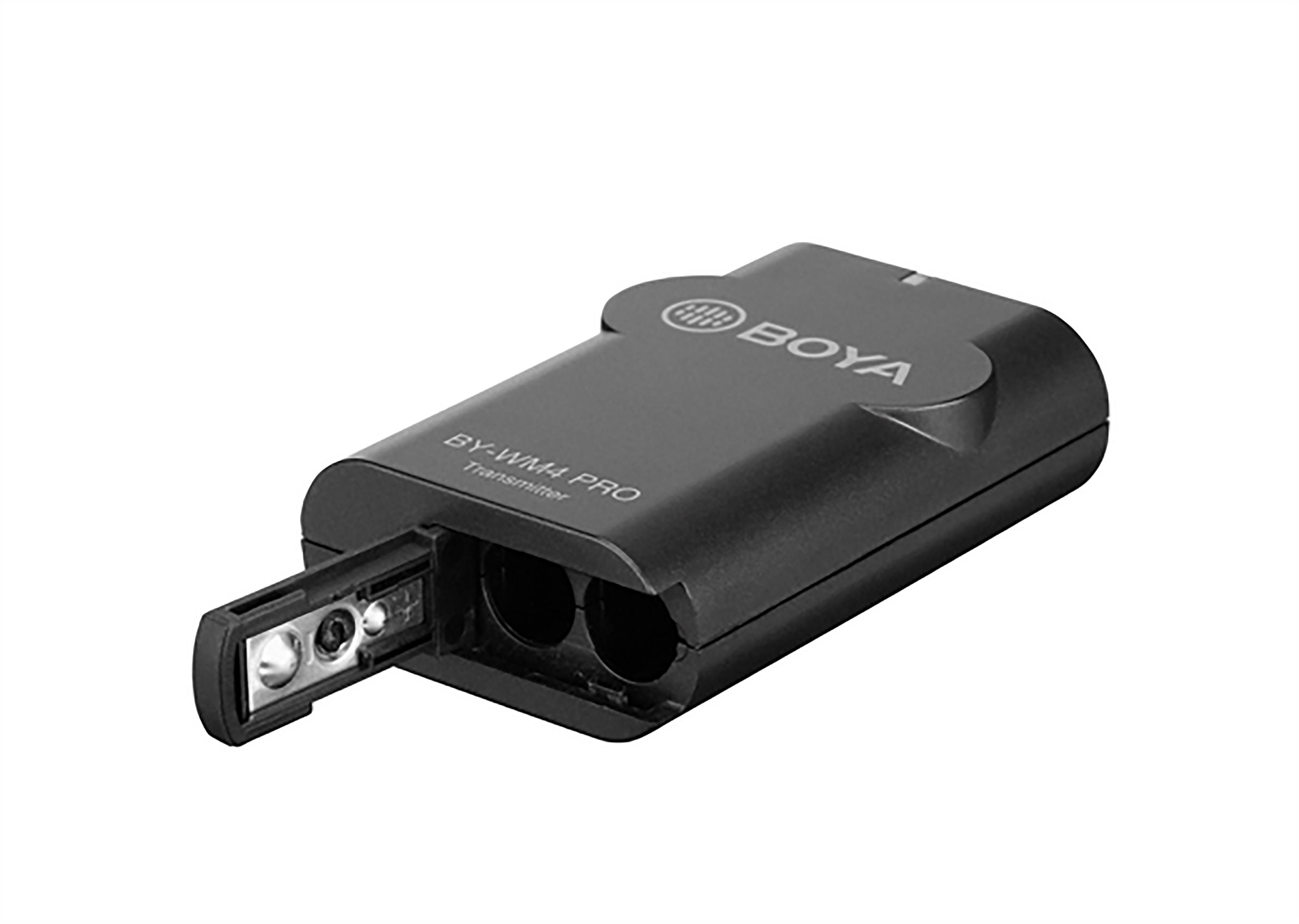 Zwarte Boya BY-WM4 PRO zender met open batterijcompartiment.
