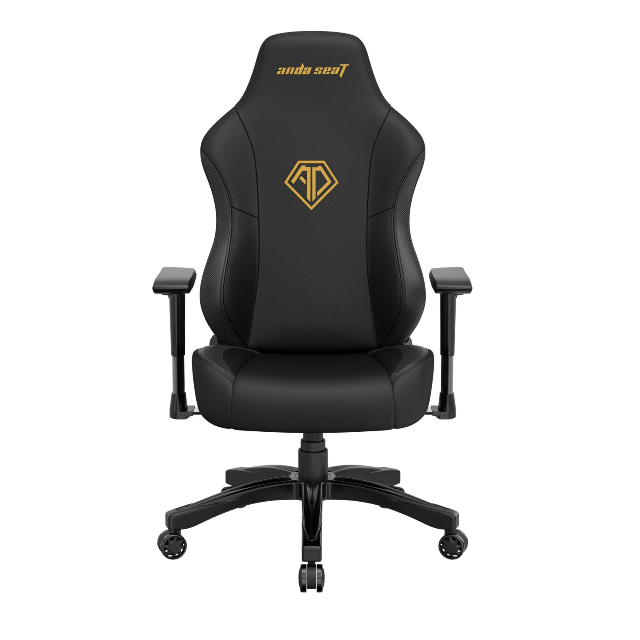 Chaise gamer noire avec logo doré et accoudoirs, sur roulettes.