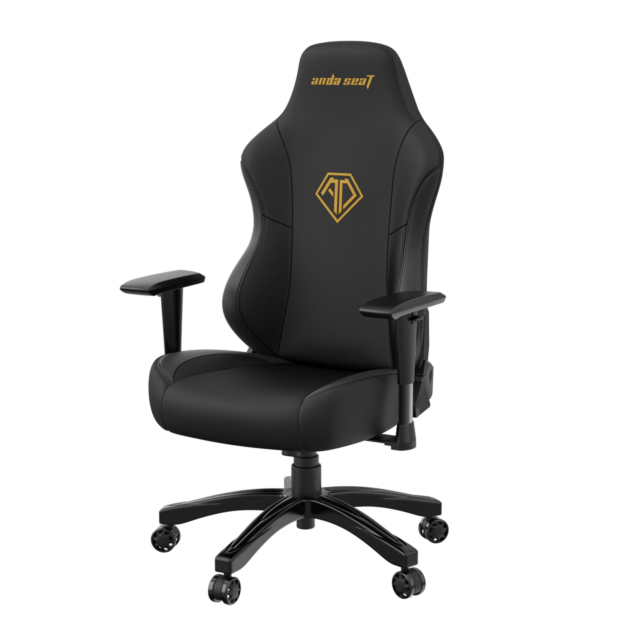 Chaise de jeu noire avec logo doré et accoudoirs sur fond blanc.