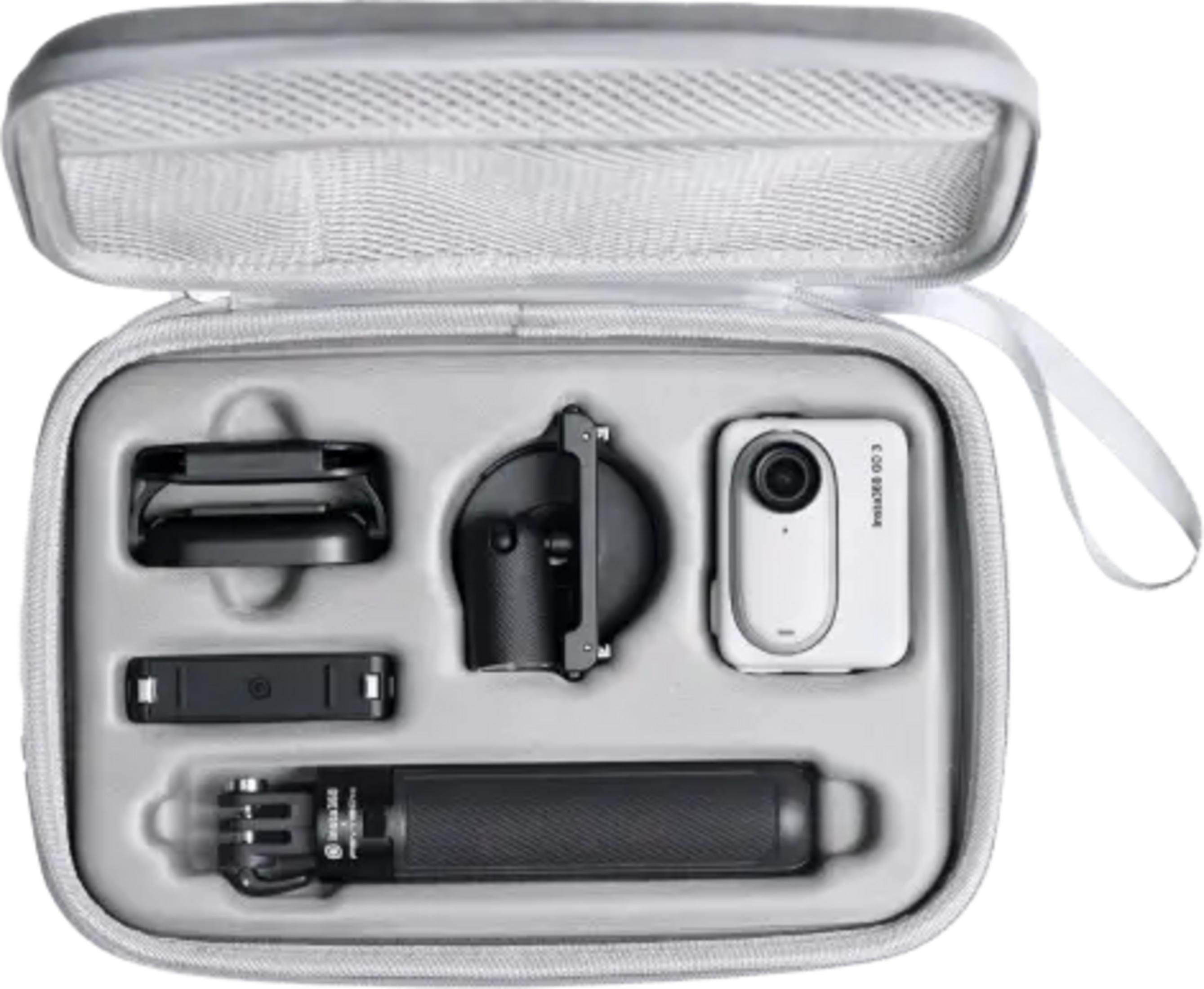 Cámara Insta360 blanca y accesorios en un estuche gris.