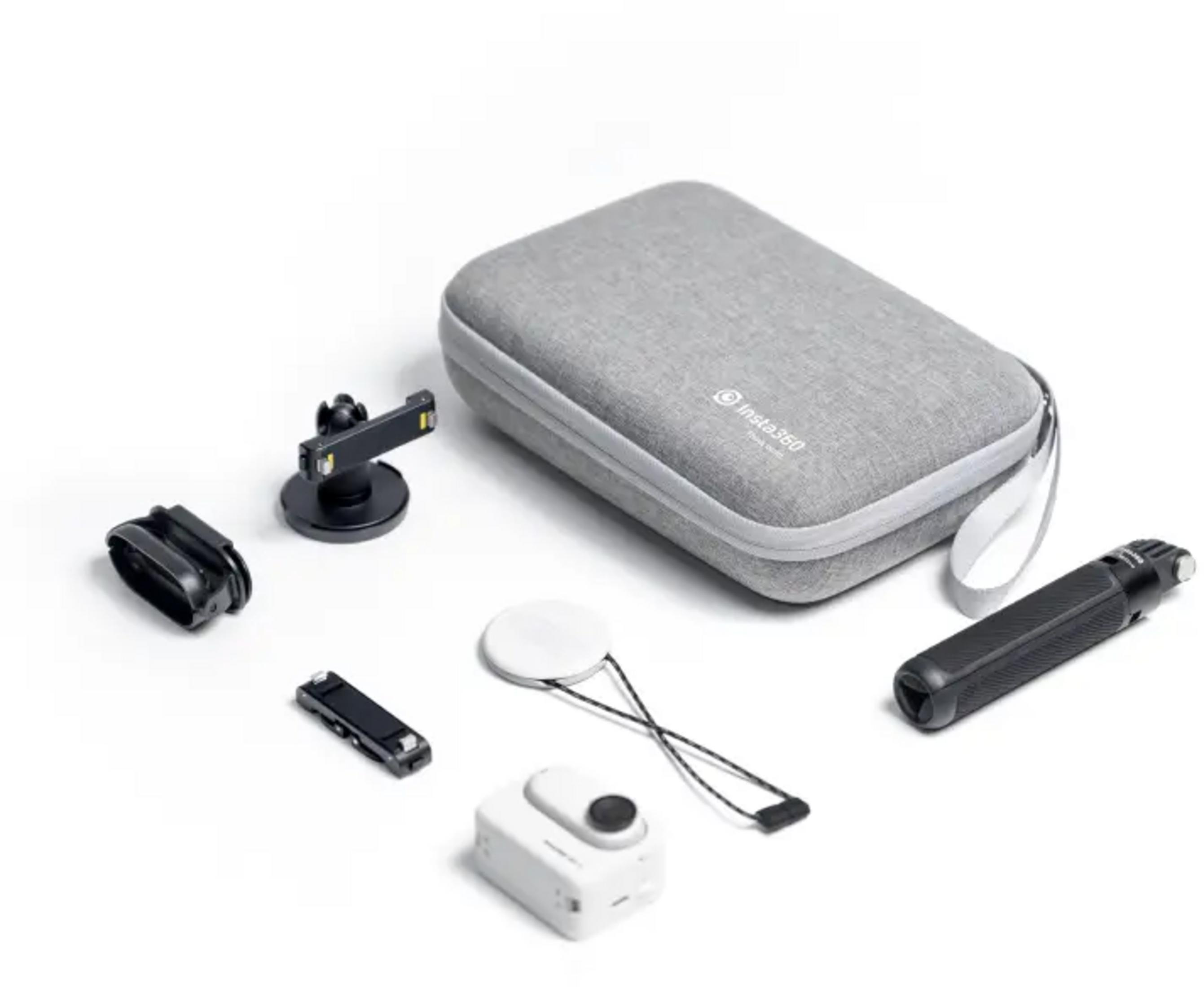 Accesorios Insta360: funda gris, agarre negro, cámara blanca, soporte y clip.