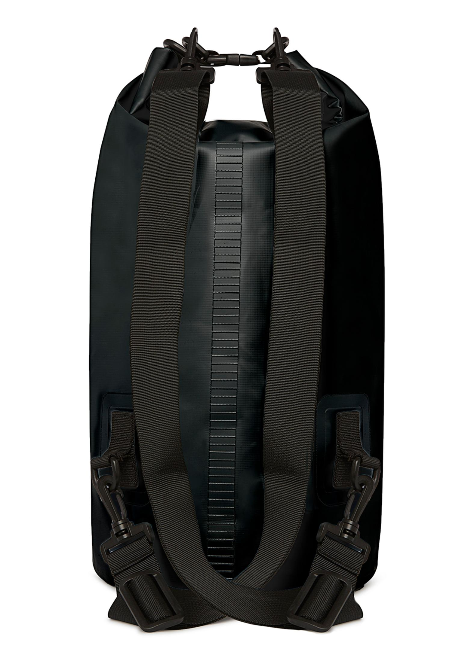 Schwarzer Rucksack mit zwei Schultergurten, die oben mit Clips befestigt sind.